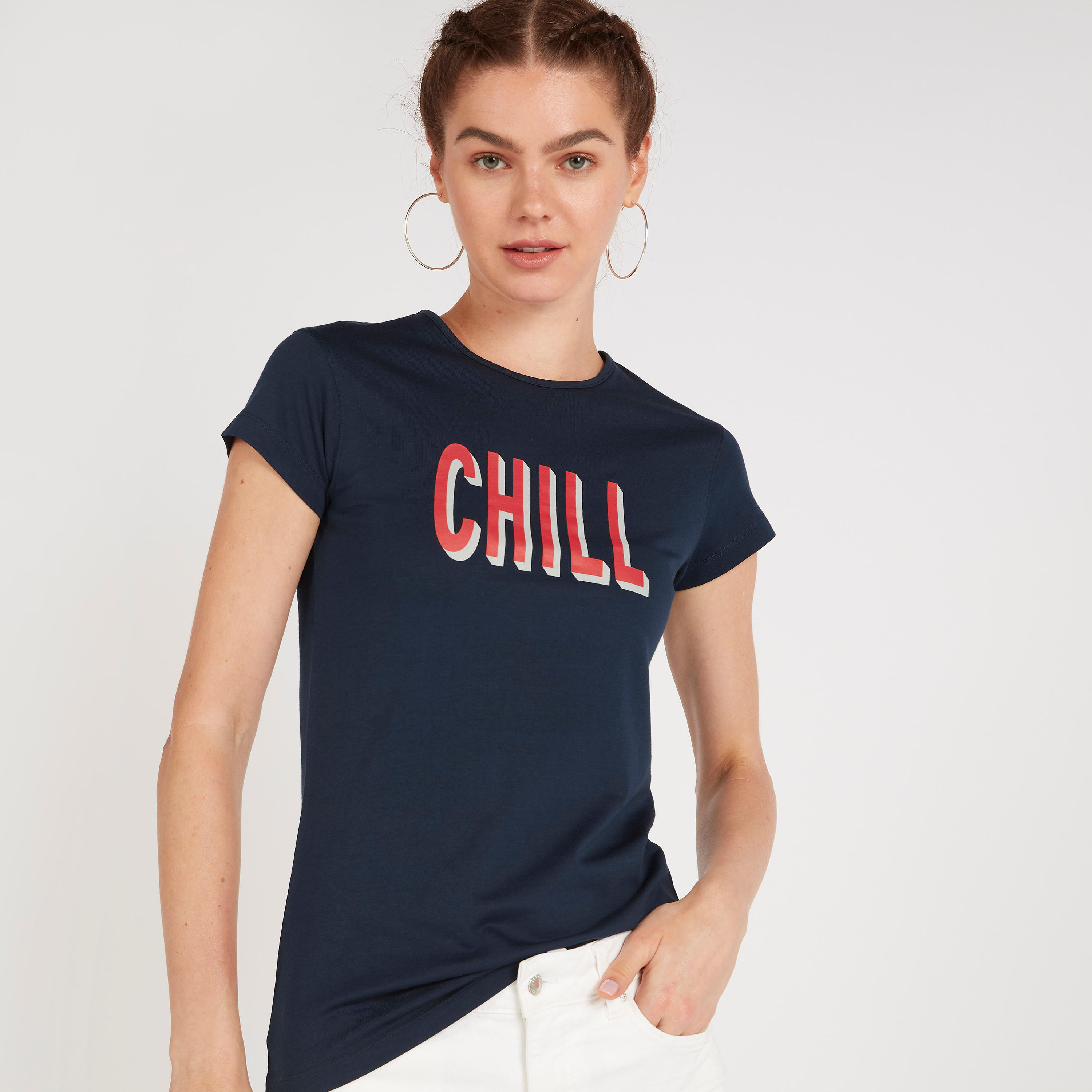 تيشيرت بياقة ضيّقة وأكمام كاب وطبعات تايبوجرافيك-women-clothing-tshirts-image-5