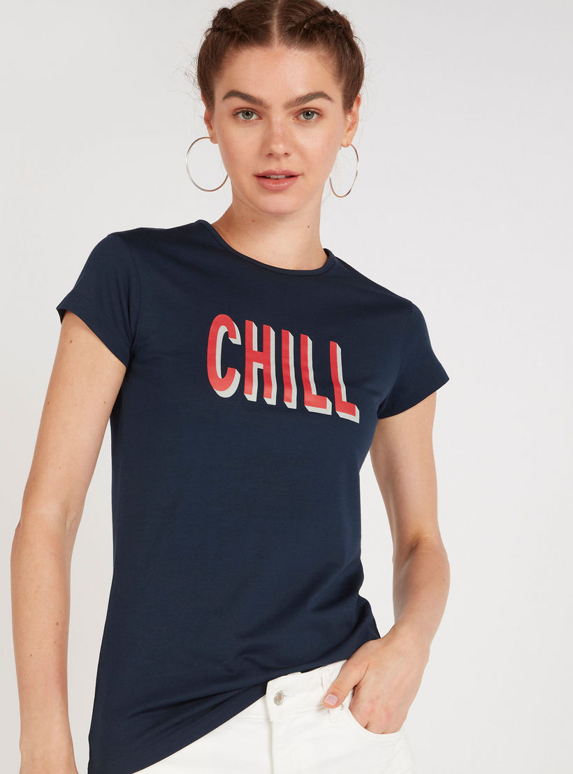 تيشيرت بياقة ضيّقة وأكمام كاب وطبعات تايبوجرافيك-women-clothing-tshirts-image-5