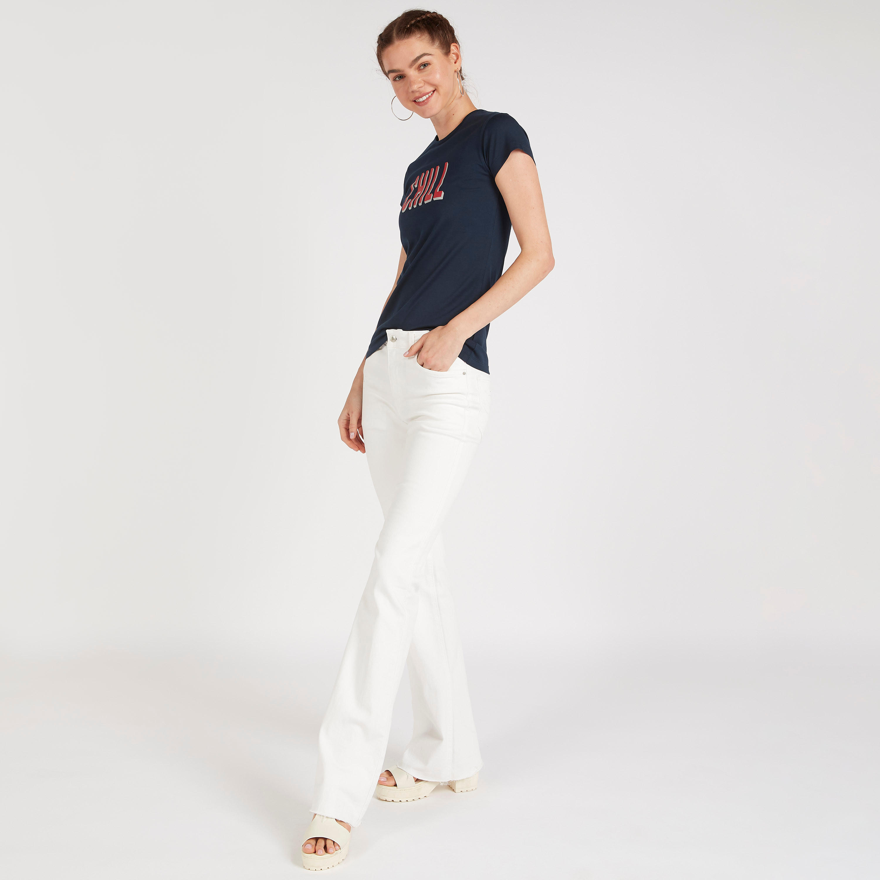 تيشيرت بياقة ضيّقة وأكمام كاب وطبعات تايبوجرافيك-women-clothing-tshirts-image-4