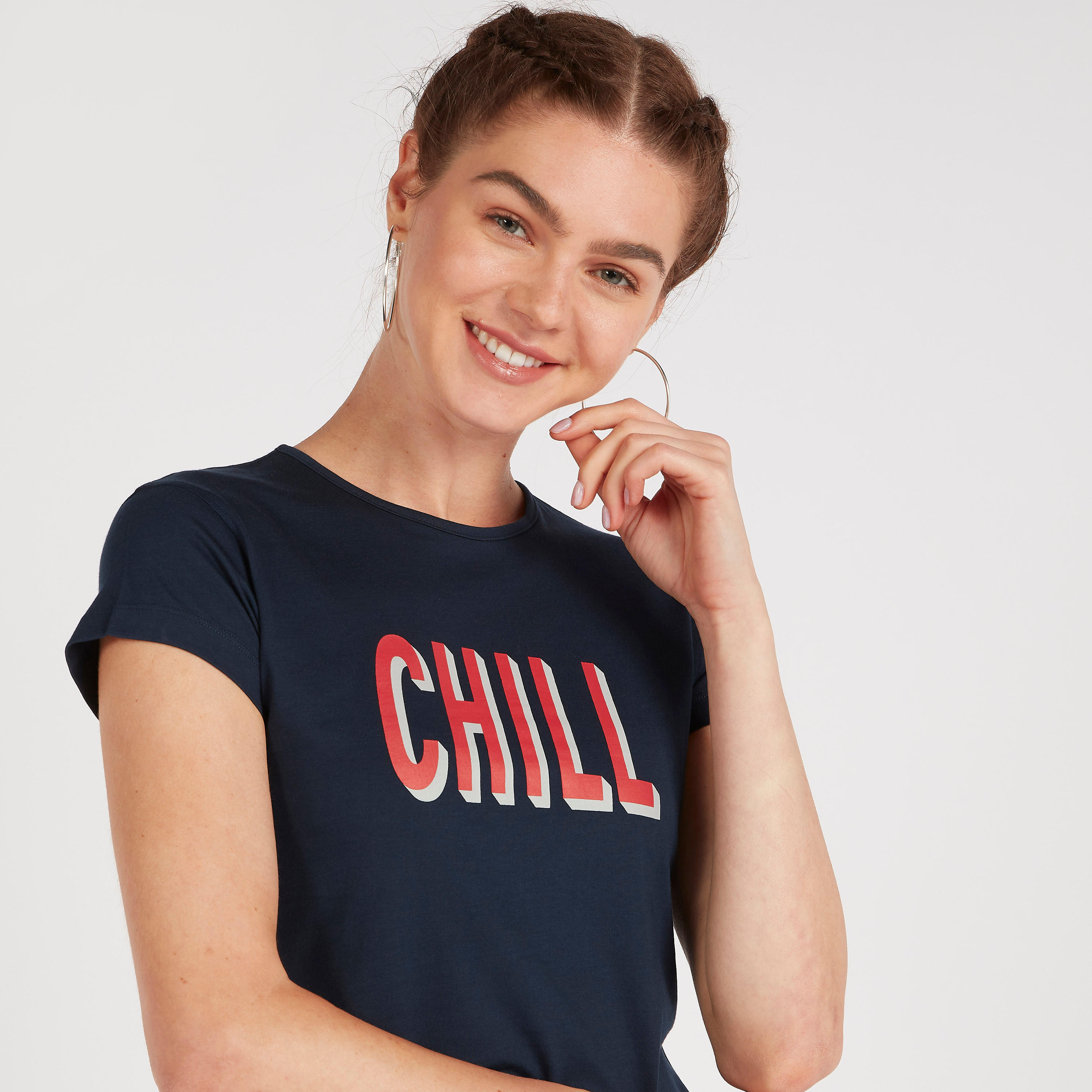 تيشيرت بياقة ضيّقة وأكمام كاب وطبعات تايبوجرافيك-women-clothing-tshirts-image-3