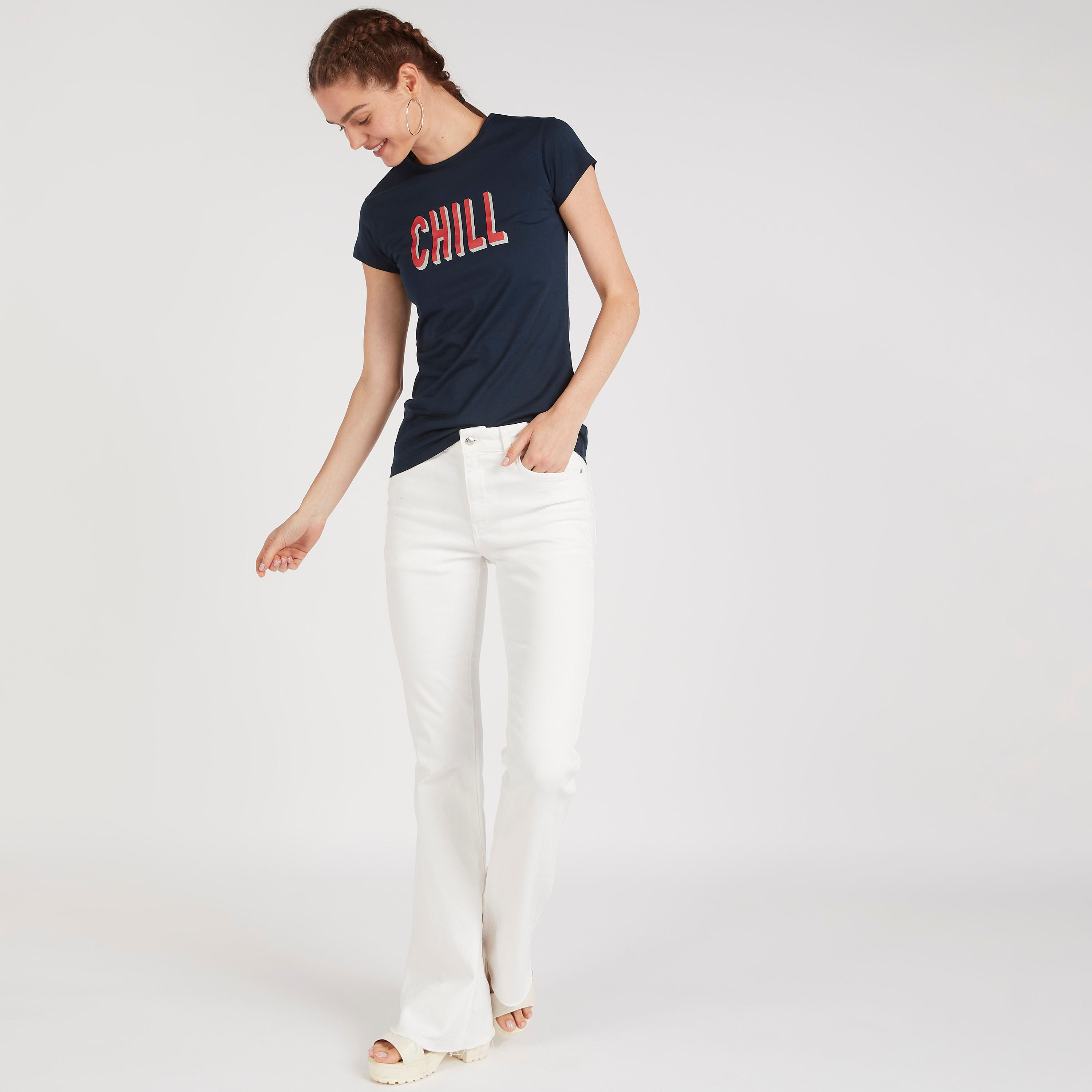تيشيرت بياقة ضيّقة وأكمام كاب وطبعات تايبوجرافيك-women-clothing-tshirts-image-1