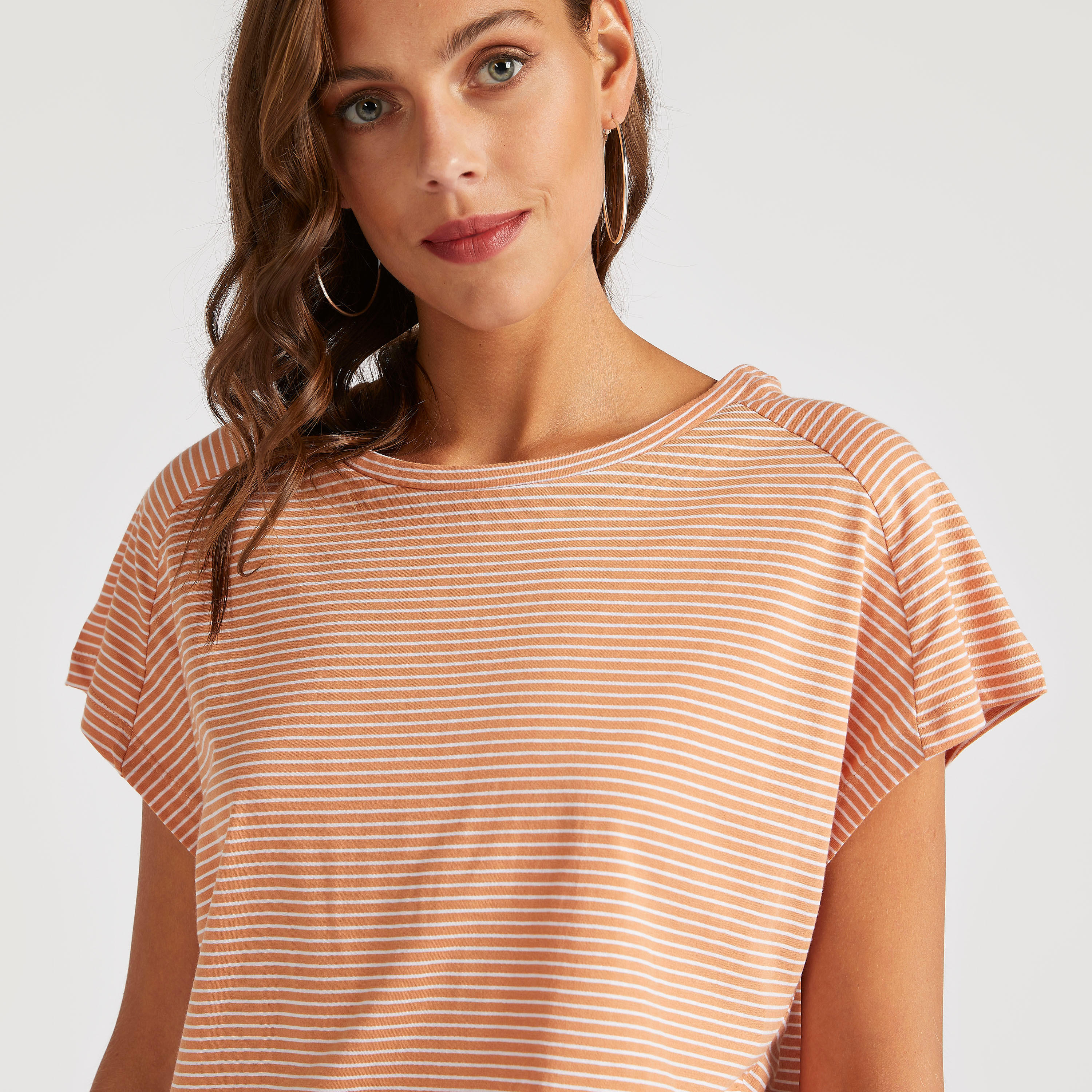 تيشيرت مخطّط بياقة مستديرة وأكمام كاب ممتدة-women-clothing-tshirts-image-3