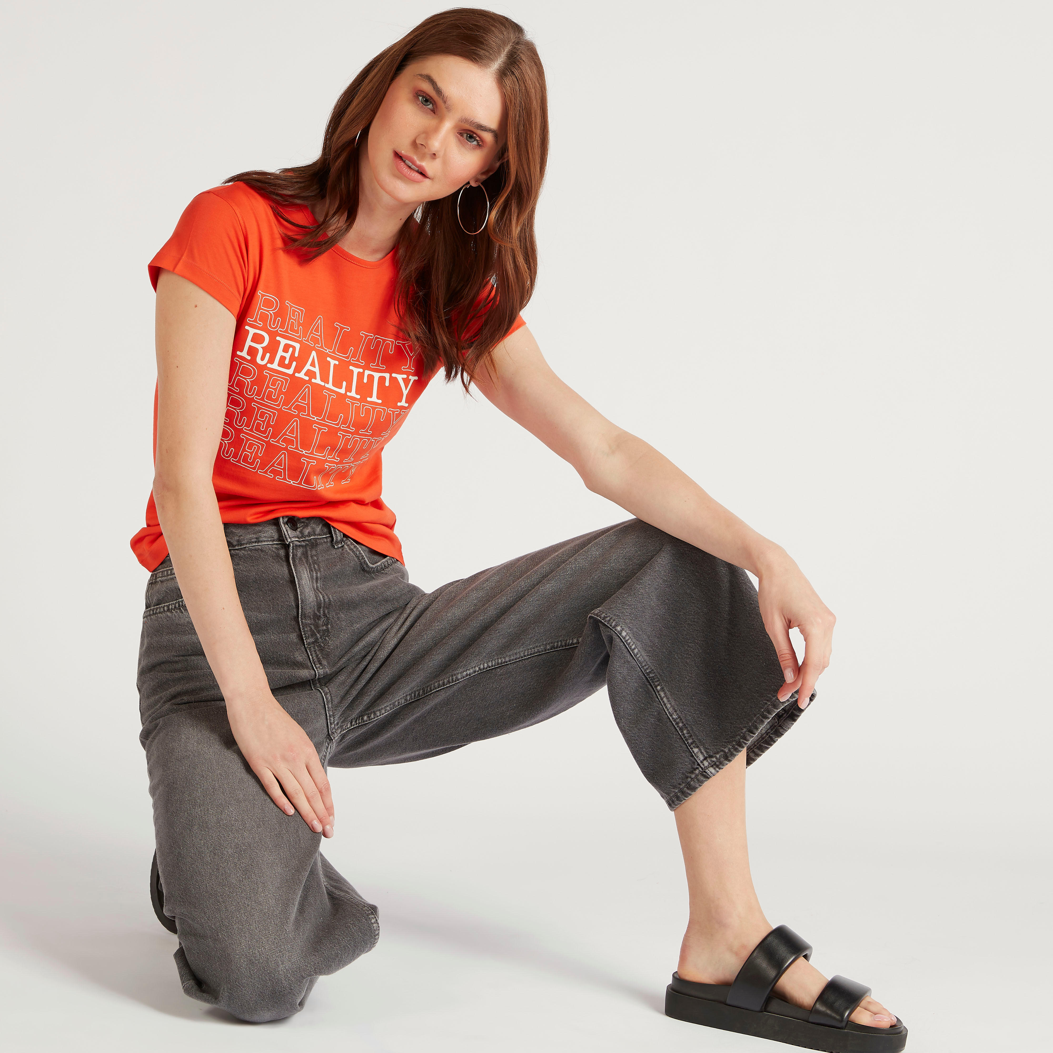 تيشيرت بياقة ضيّقة وأكمام كاب وطبعات تايبوجرافيك-women-clothing-tshirts-image-4