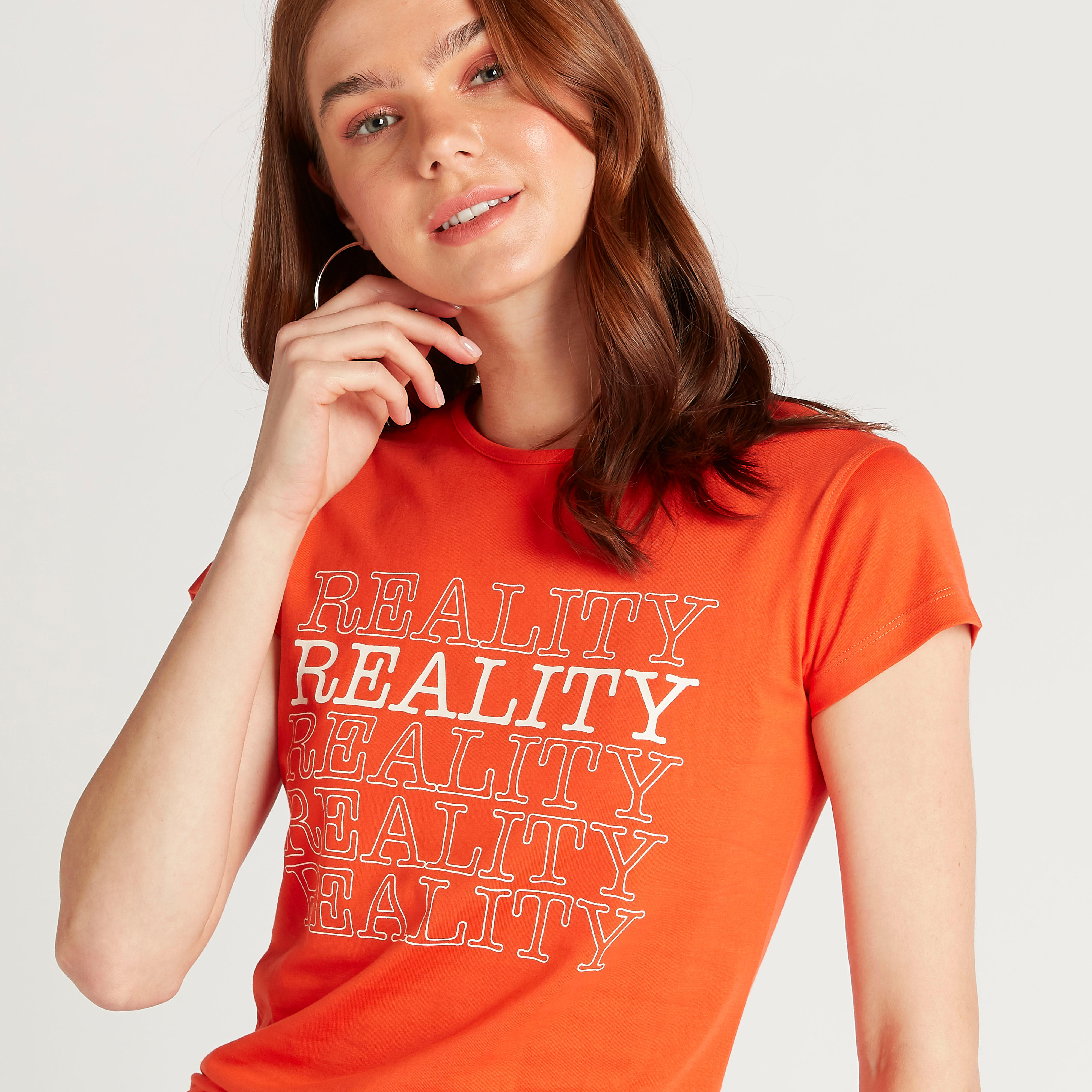 تيشيرت بياقة ضيّقة وأكمام كاب وطبعات تايبوجرافيك-women-clothing-tshirts-image-3