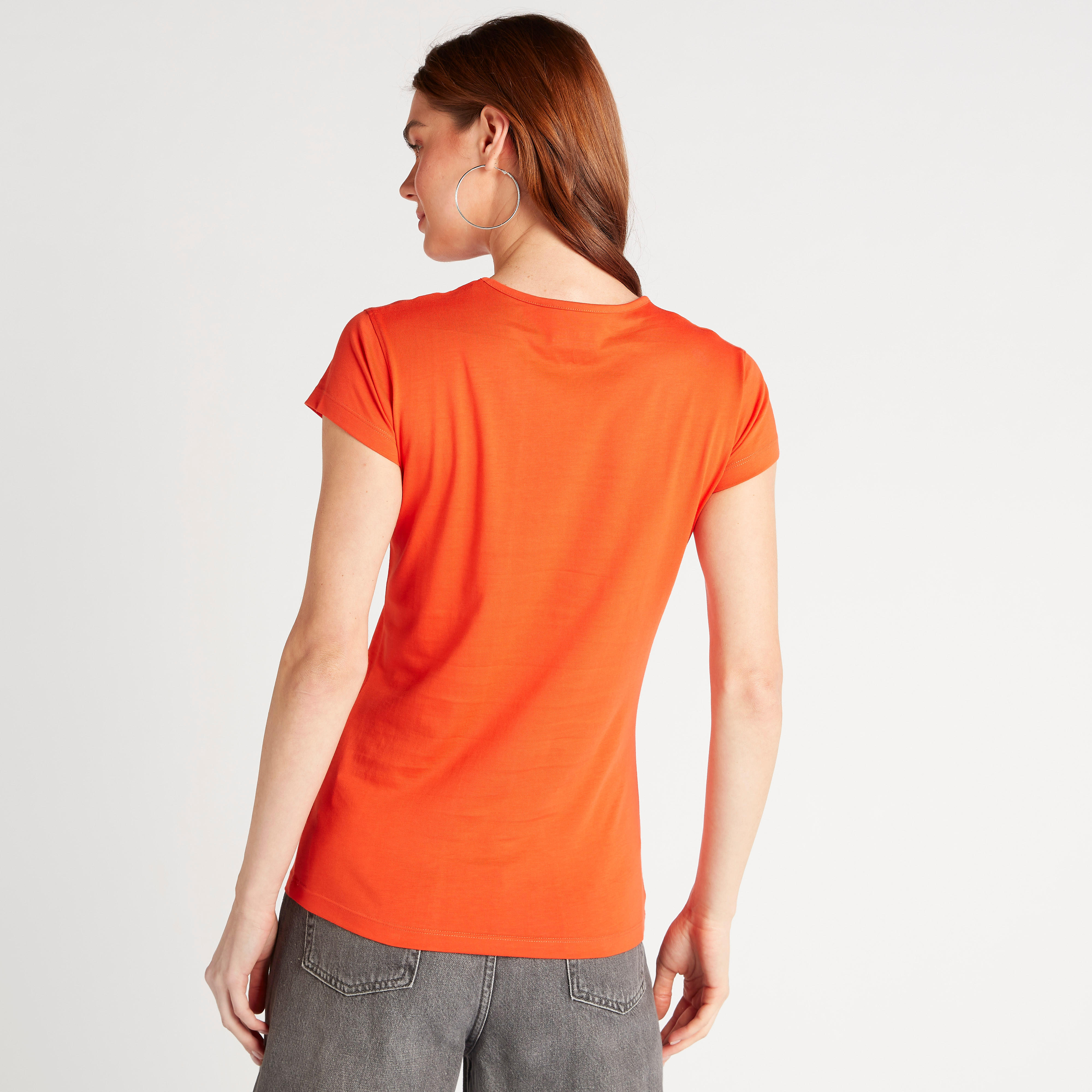 تيشيرت بياقة ضيّقة وأكمام كاب وطبعات تايبوجرافيك-women-clothing-tshirts-image-2