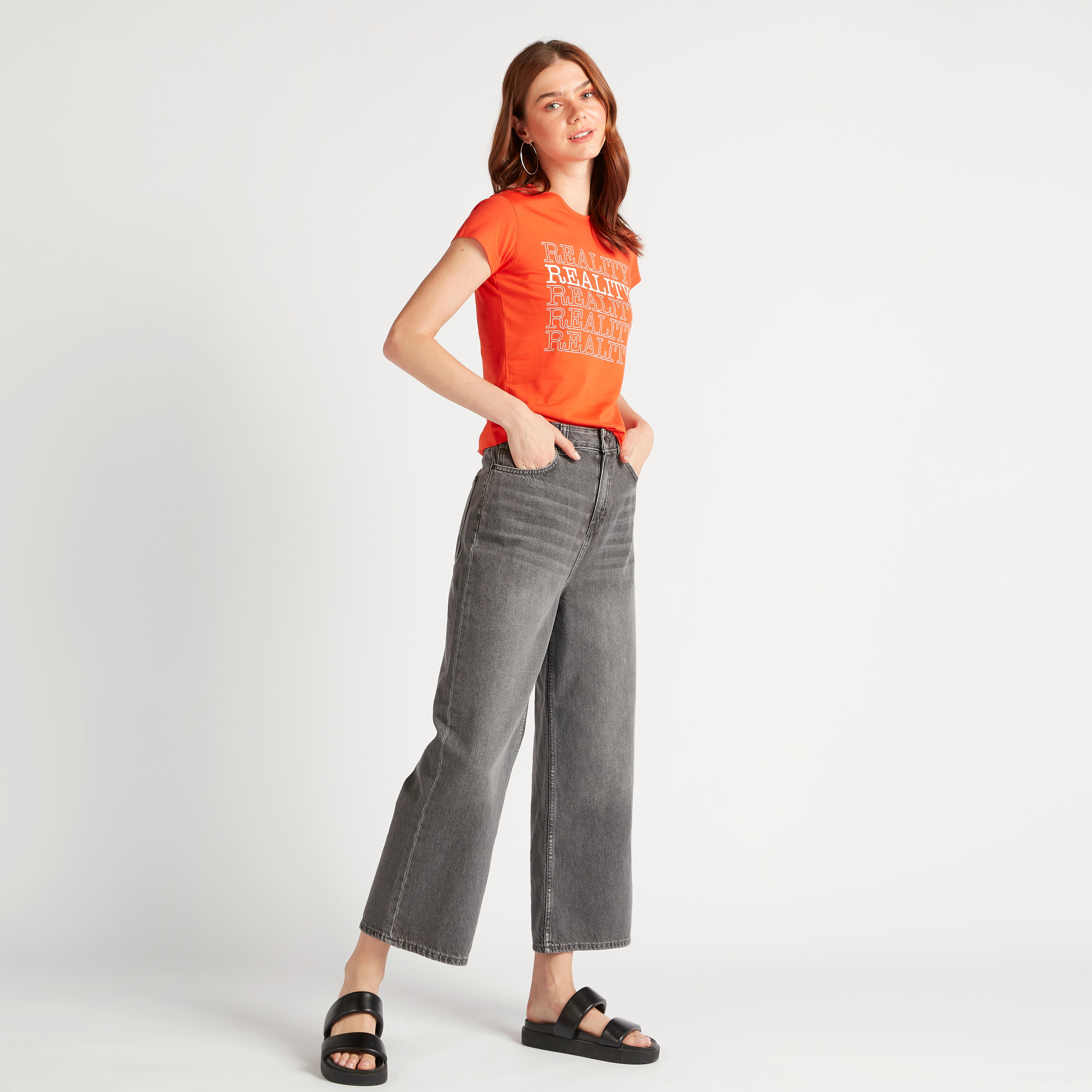 تيشيرت بياقة ضيّقة وأكمام كاب وطبعات تايبوجرافيك-women-clothing-tshirts-image-1