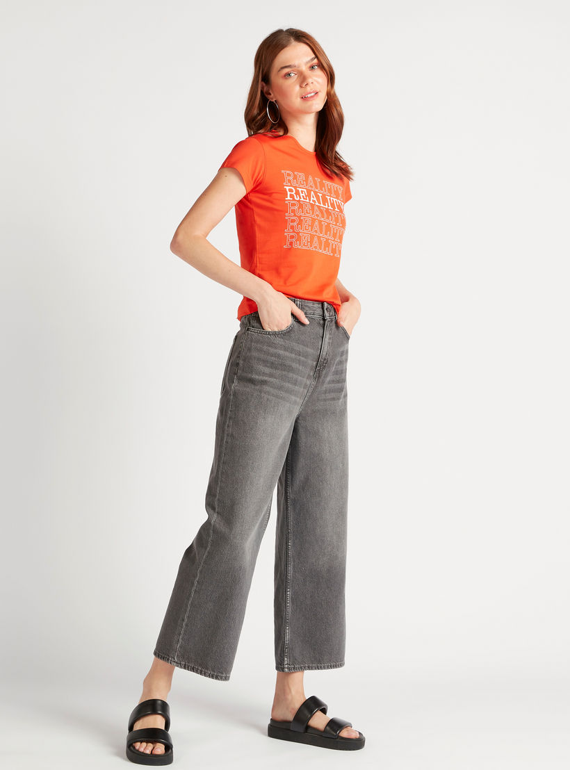 تيشيرت بياقة ضيّقة وأكمام كاب وطبعات تايبوجرافيك-women-clothing-tshirts-image-1