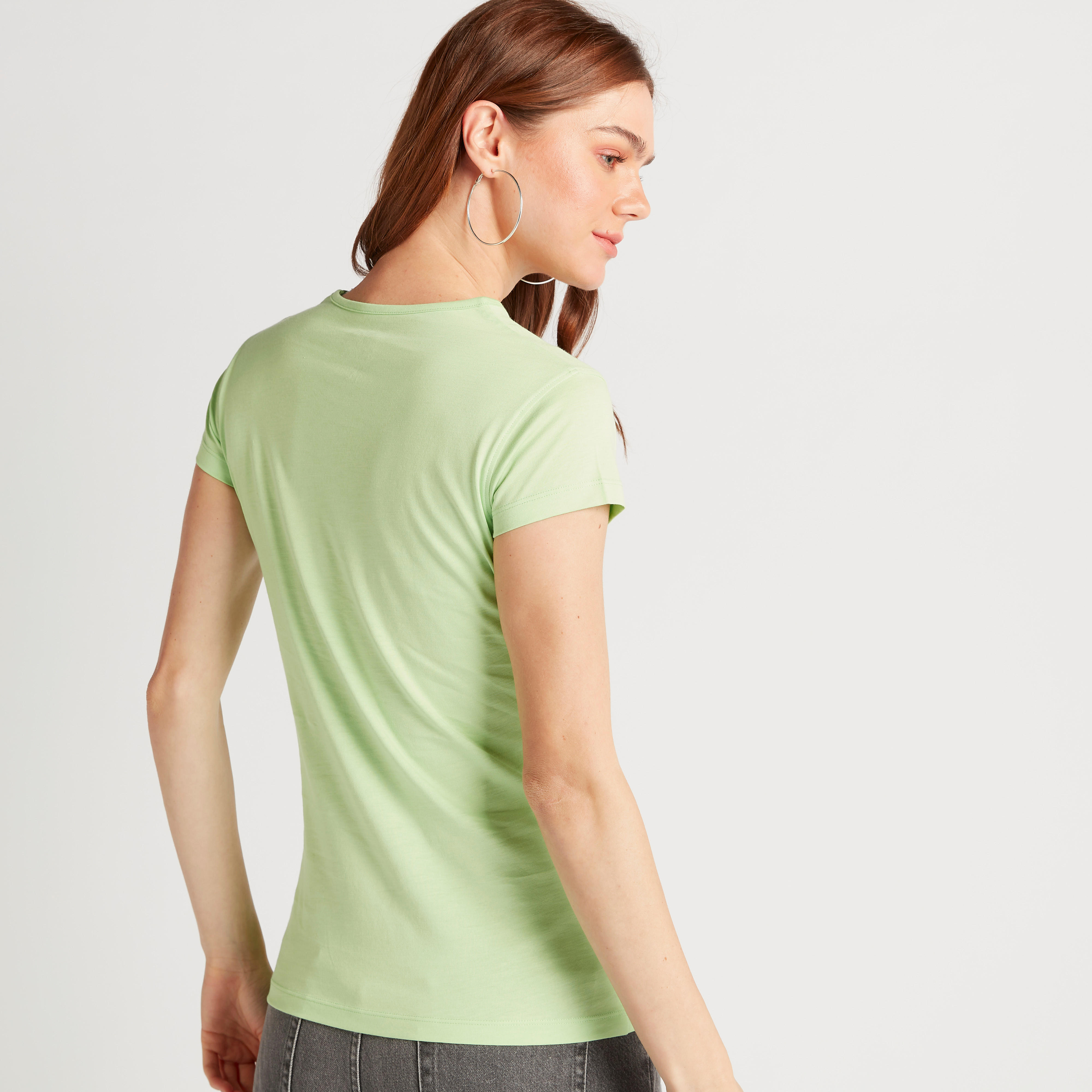 تيشيرت بياقة ضيّقة وأكمام كاب وطبعات-women-clothing-tshirts-image-4