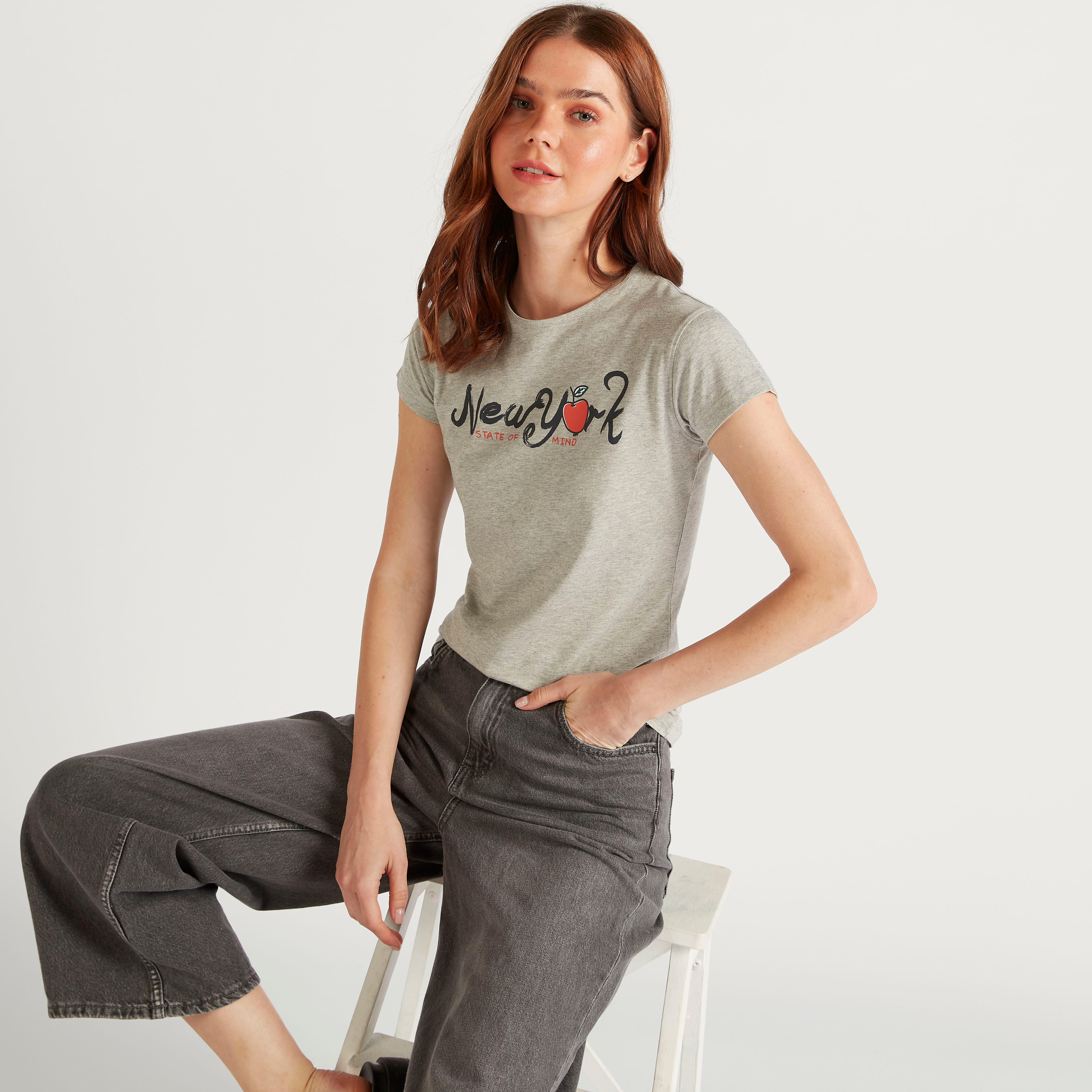 تيشيرت بياقة ضيّقة وأكمام كاب وطبعات-women-clothing-tshirts-image-1