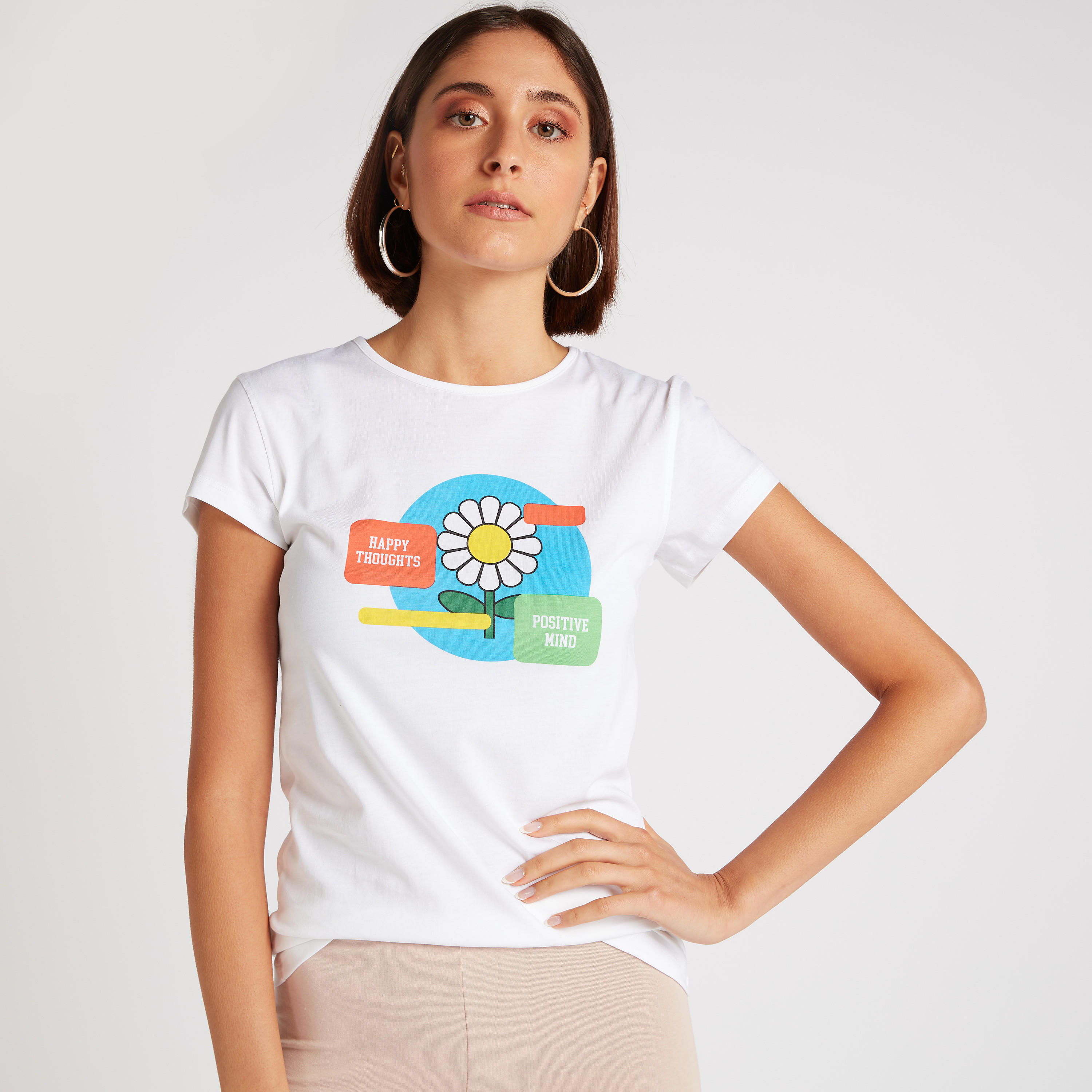 تيشيرت بقصّة سليم وياقة ضيّقة وطبعات جرافيك-women-clothing-tshirts-image-5