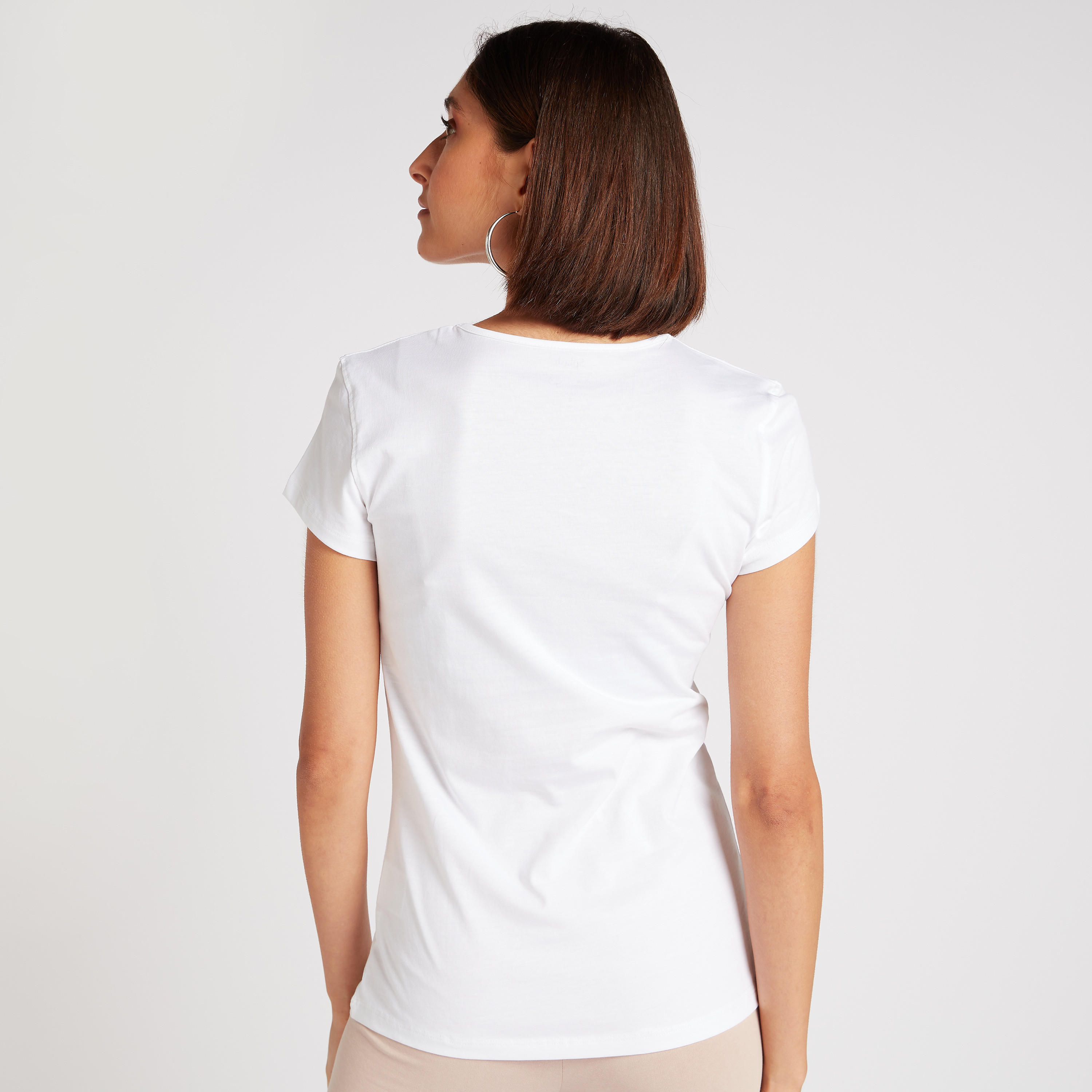 تيشيرت بقصّة سليم وياقة ضيّقة وطبعات جرافيك-women-clothing-tshirts-image-2