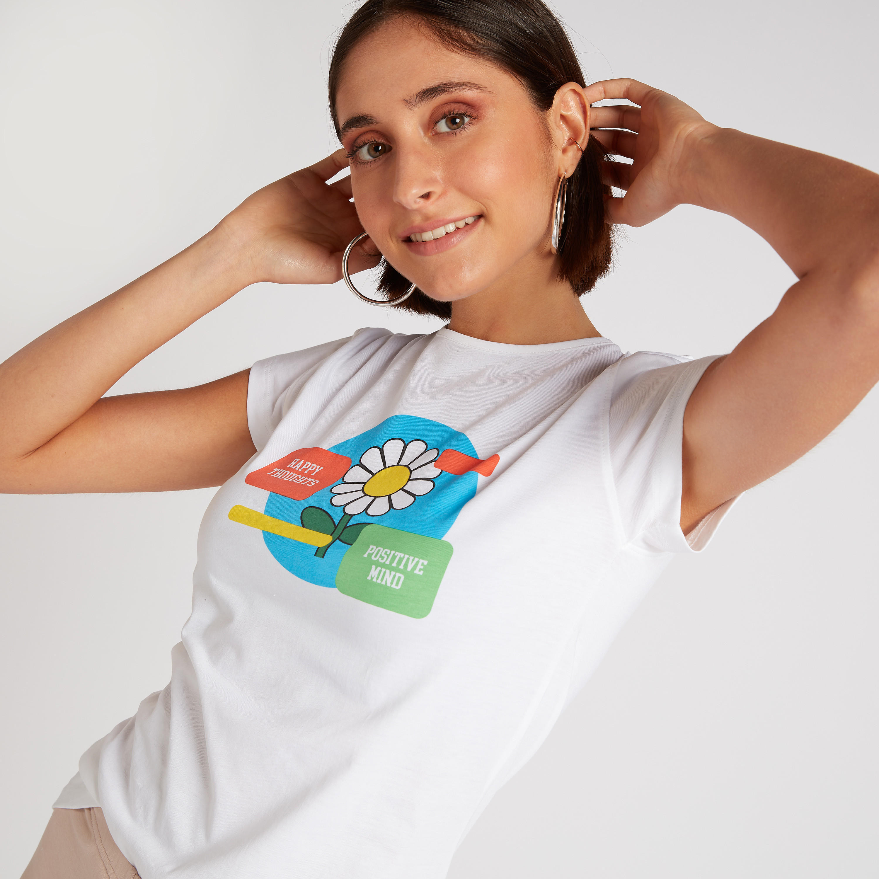 تيشيرت بقصّة سليم وياقة ضيّقة وطبعات جرافيك-women-clothing-tshirts-image-1