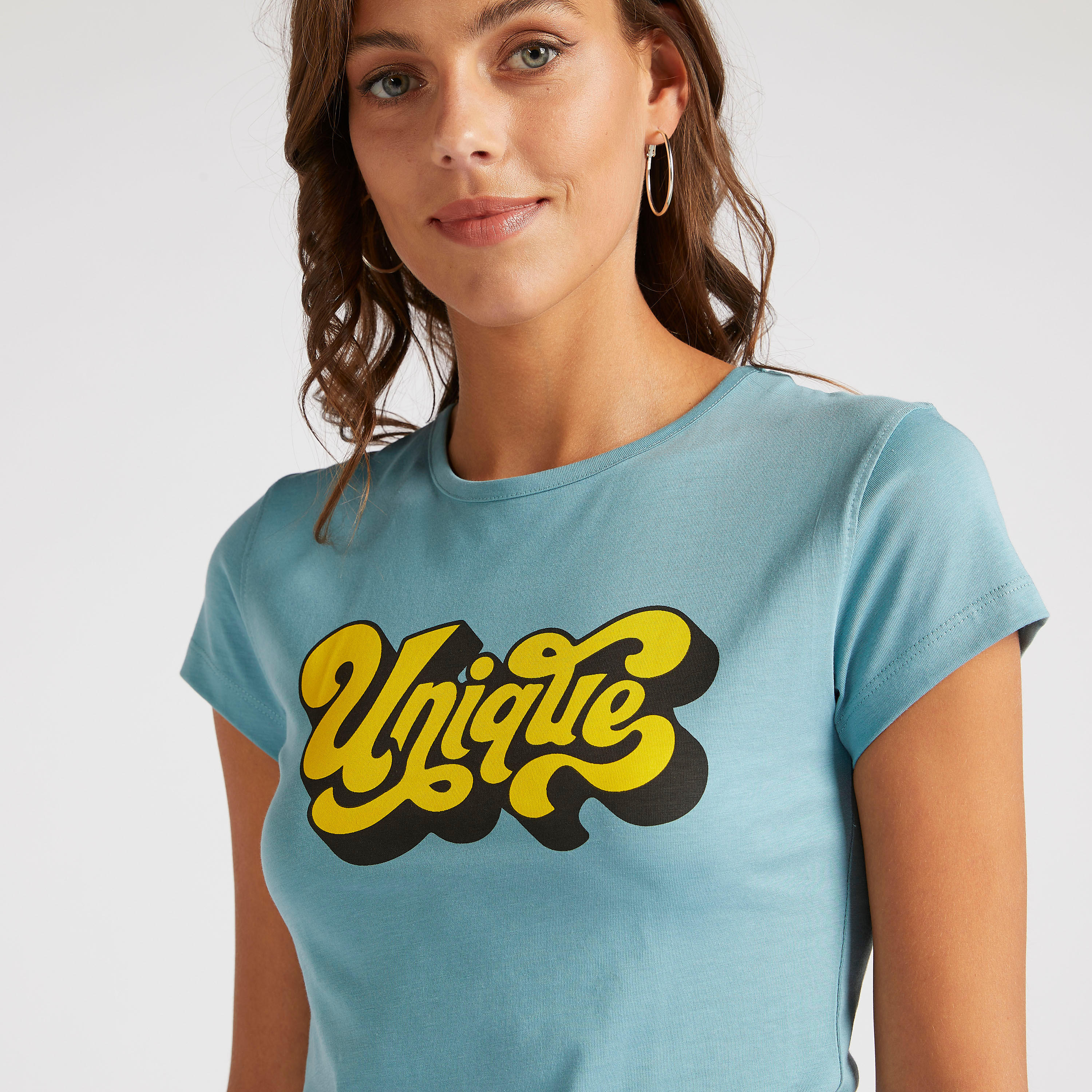 تيشيرت بياقة ضيّقة وأكمام كاب وطبعات-women-clothing-tshirts-image-3