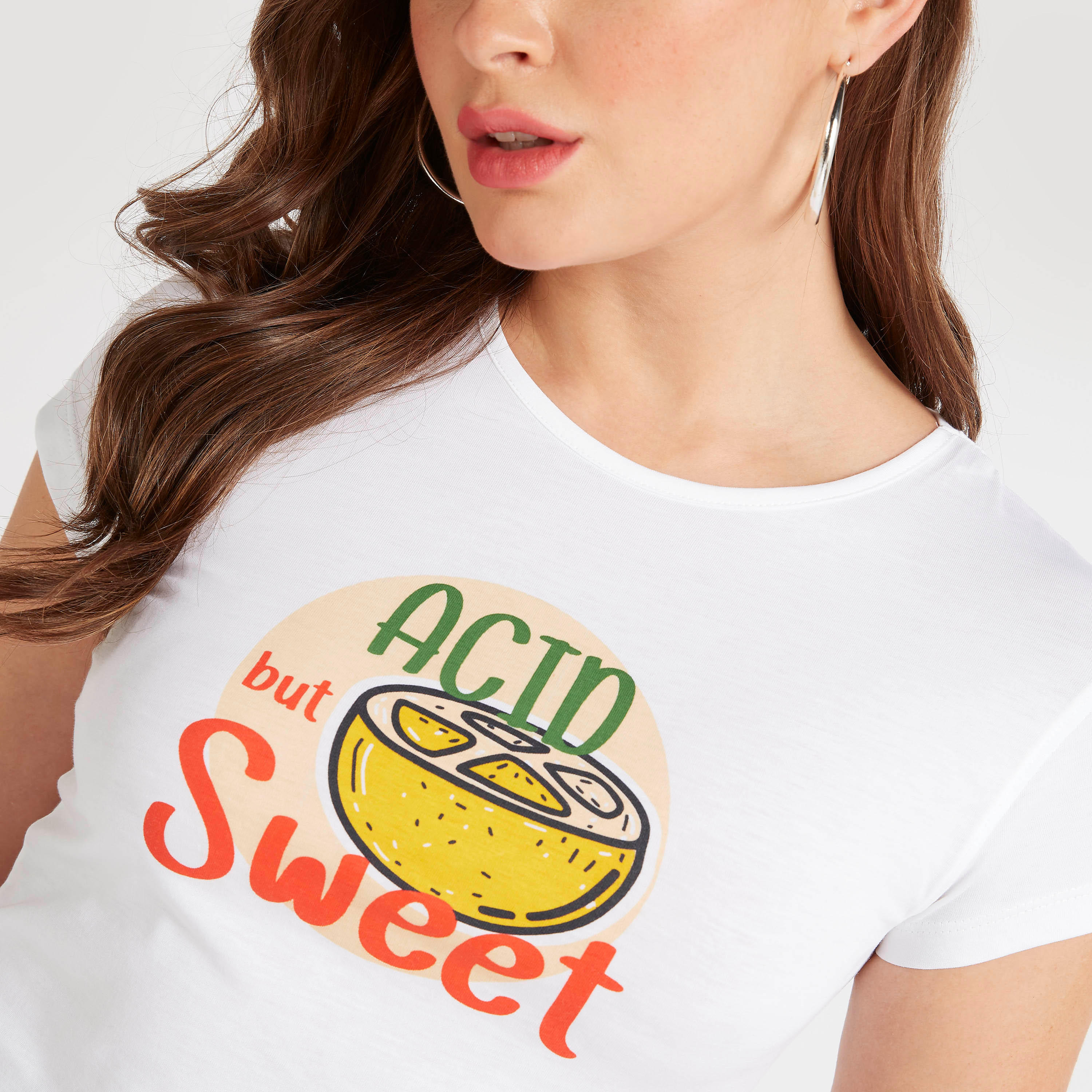 تيشيرت بياقة ضيّقة وأكمام كاب وطَبعات-women-clothing-tshirts-image-3