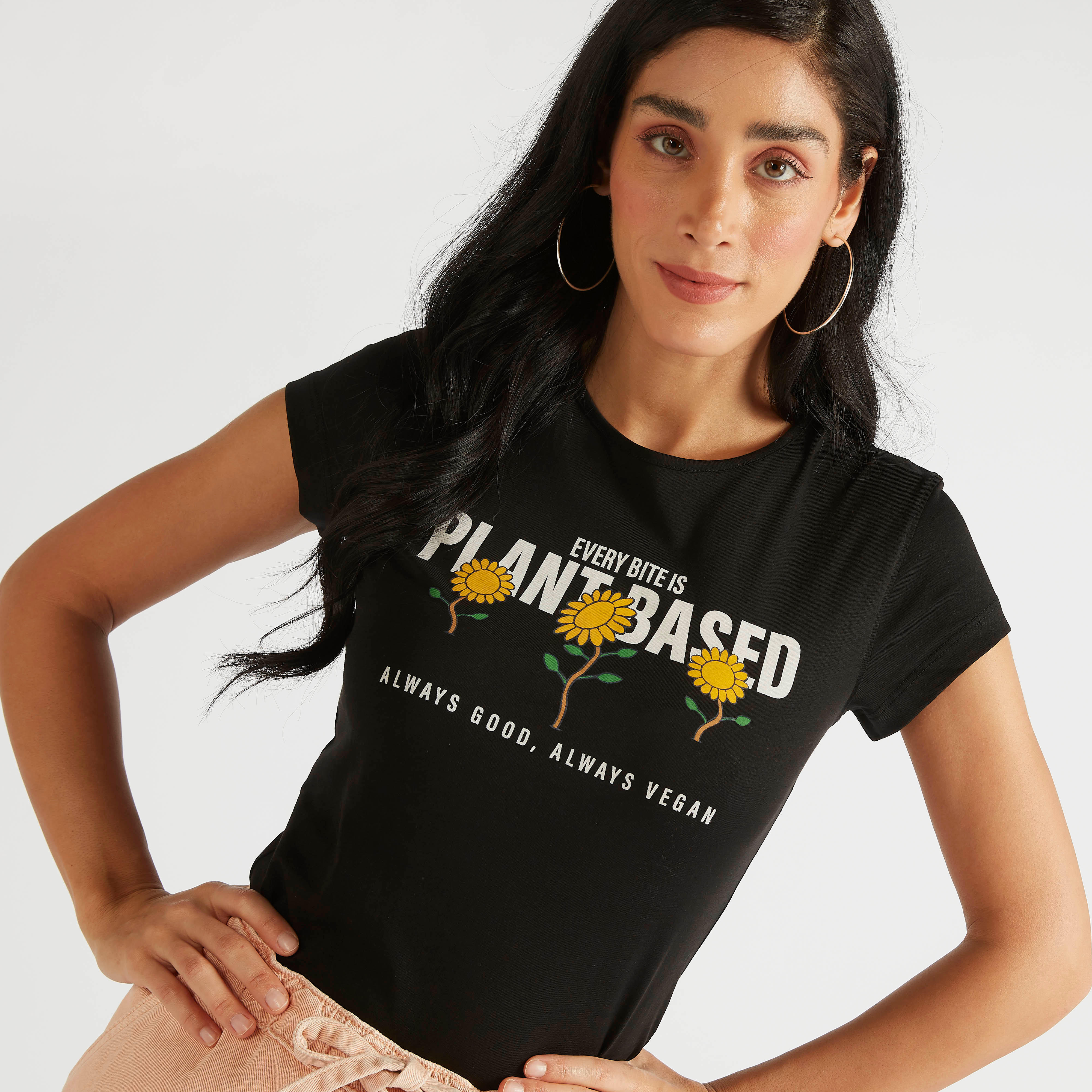 تيشيرت بياقة ضيّقة وأكمام كاب وطبعات جرافيك-women-clothing-tshirts-image-1