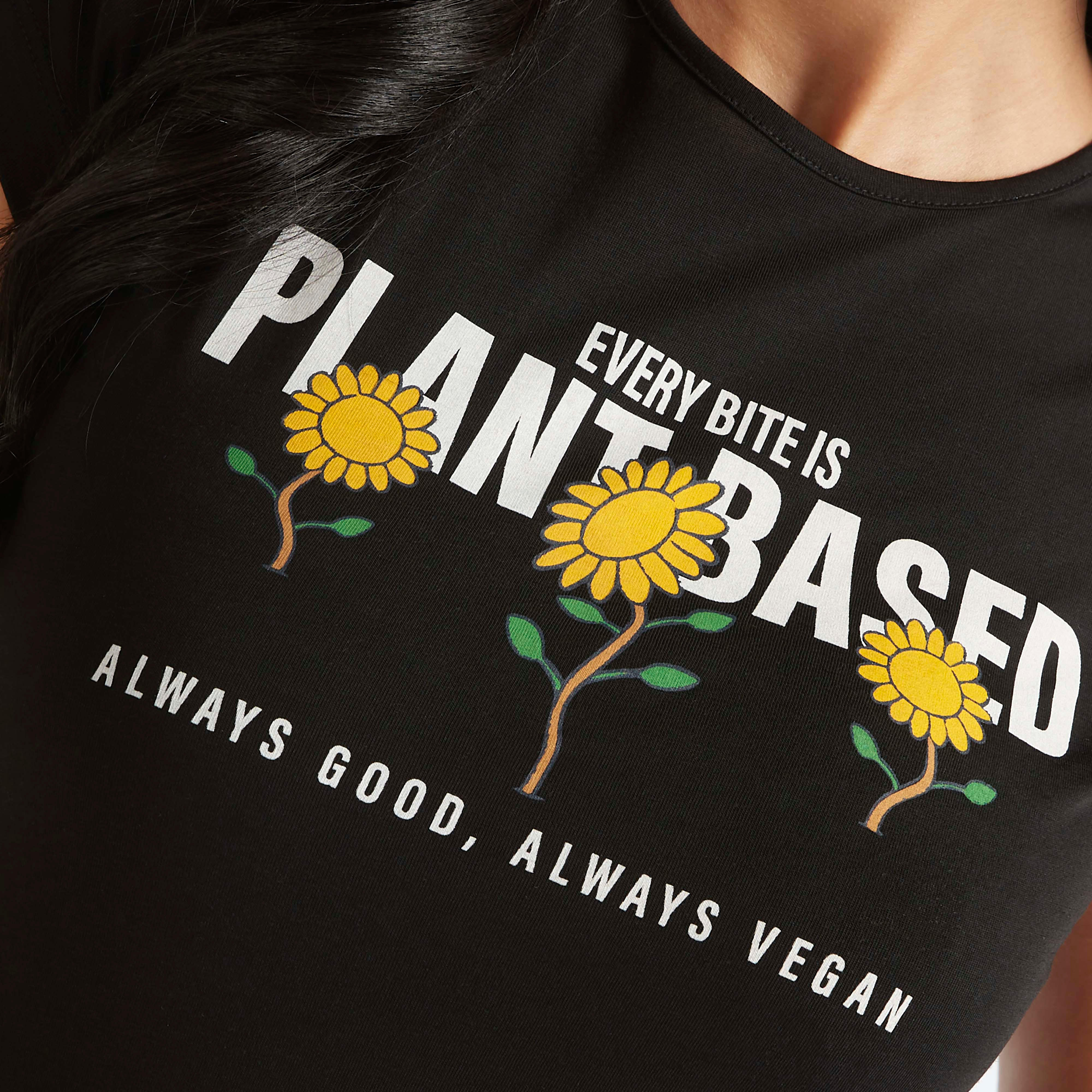 تيشيرت بياقة ضيّقة وأكمام كاب وطبعات جرافيك-women-clothing-tshirts-image-3
