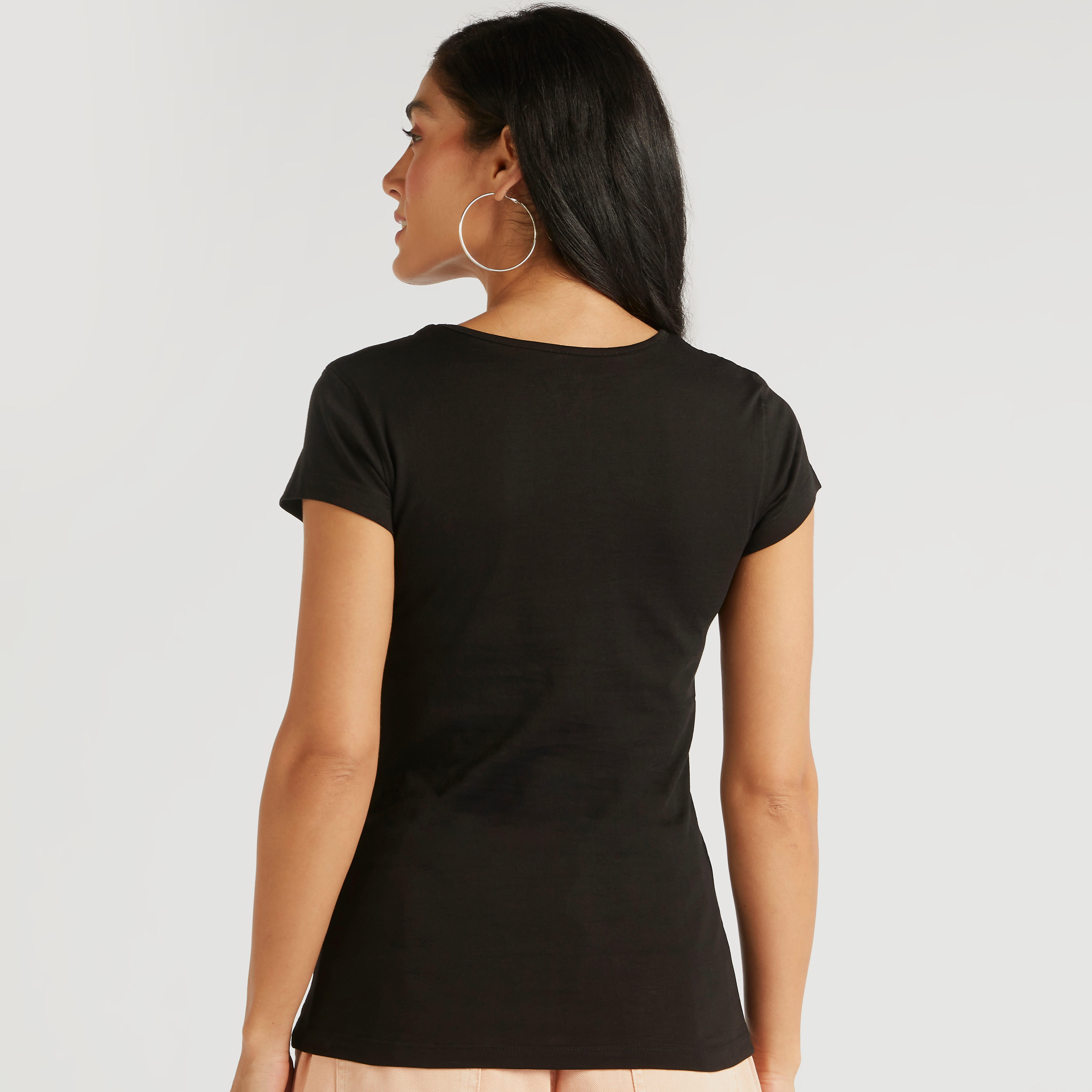 تيشيرت بياقة ضيّقة وأكمام كاب وطبعات جرافيك-women-clothing-tshirts-image-4