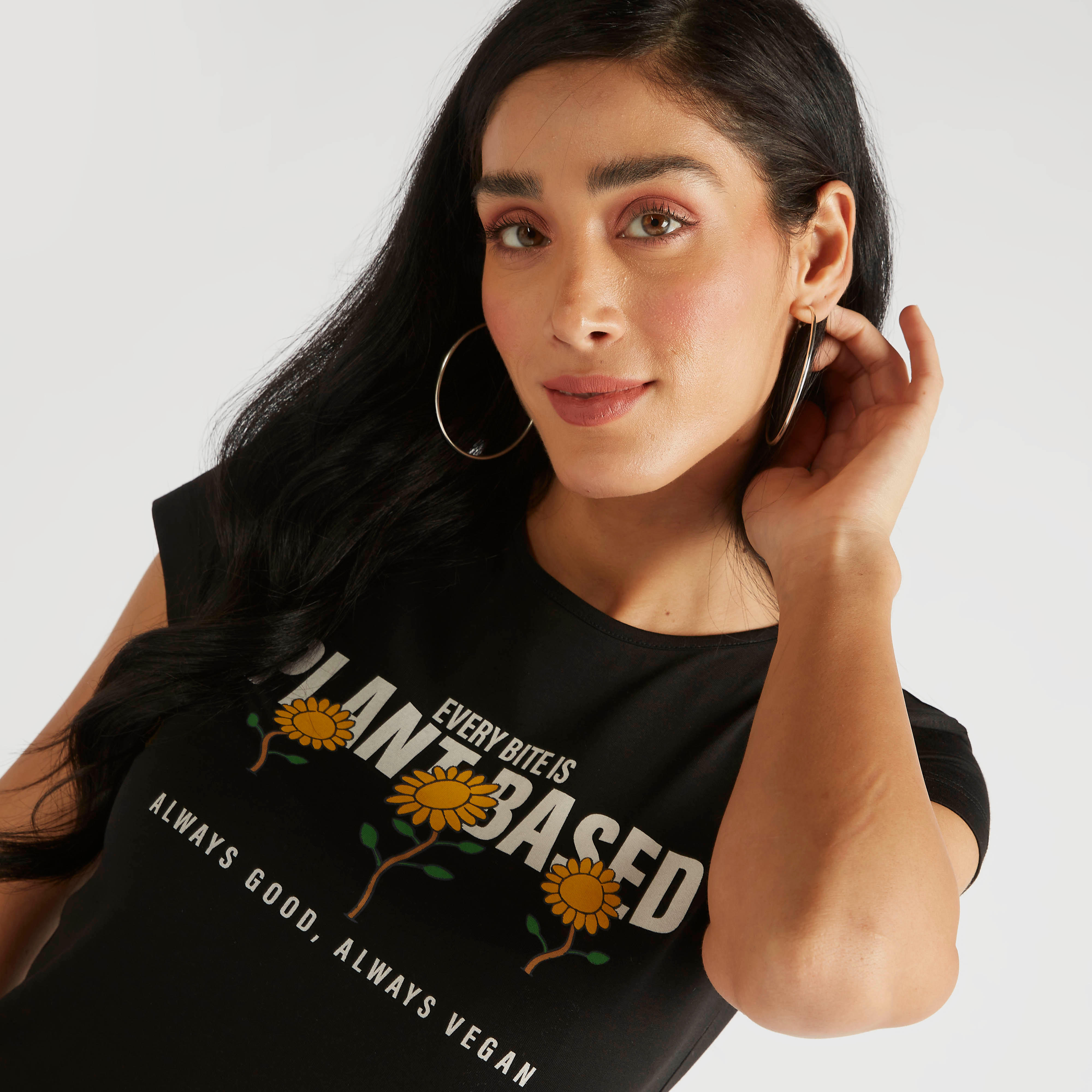 تيشيرت بياقة ضيّقة وأكمام كاب وطبعات جرافيك-women-clothing-tshirts-image-5
