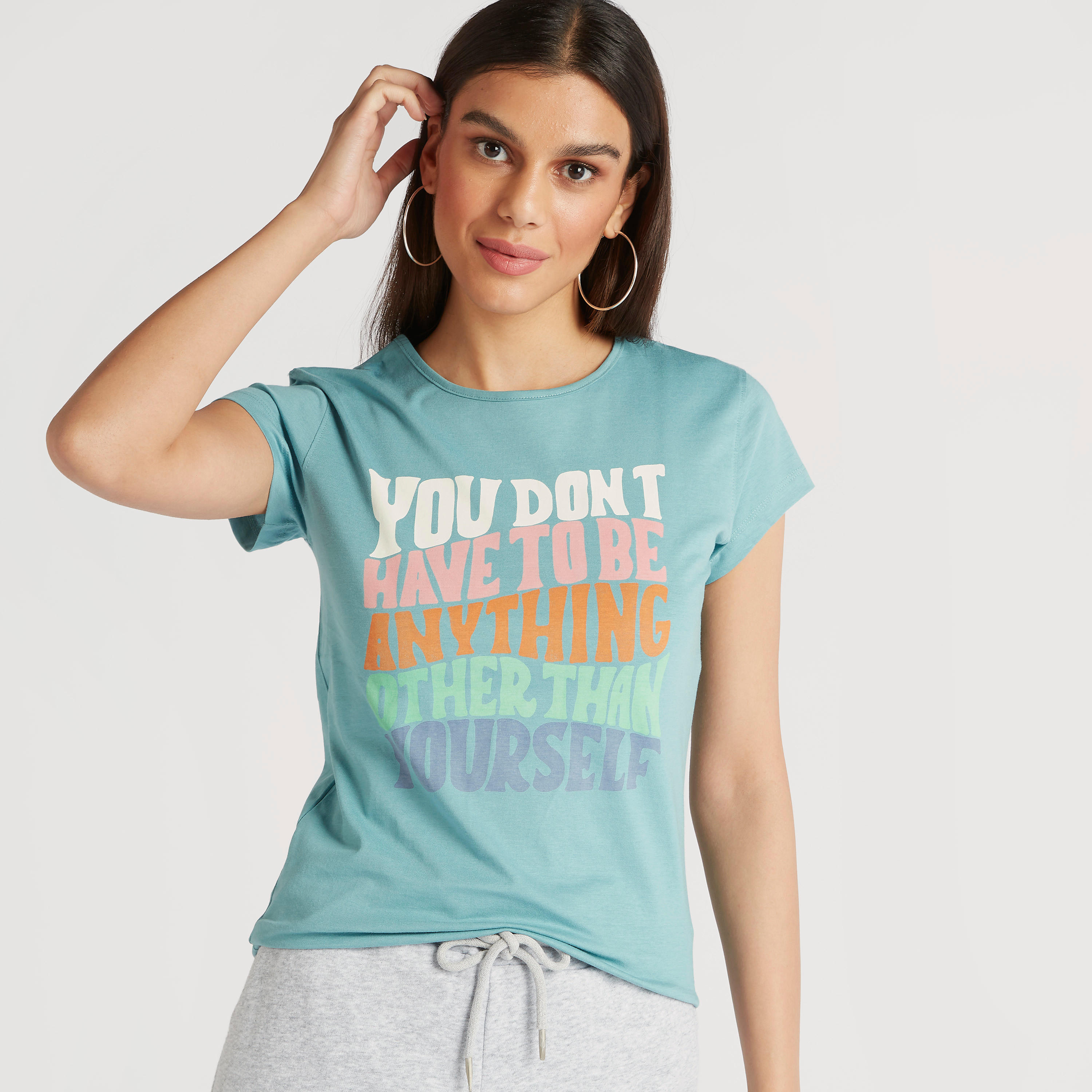تيشيرت بياقة ضيّقة وأكمام كاب وطبعات-women-clothing-tshirts-image-1