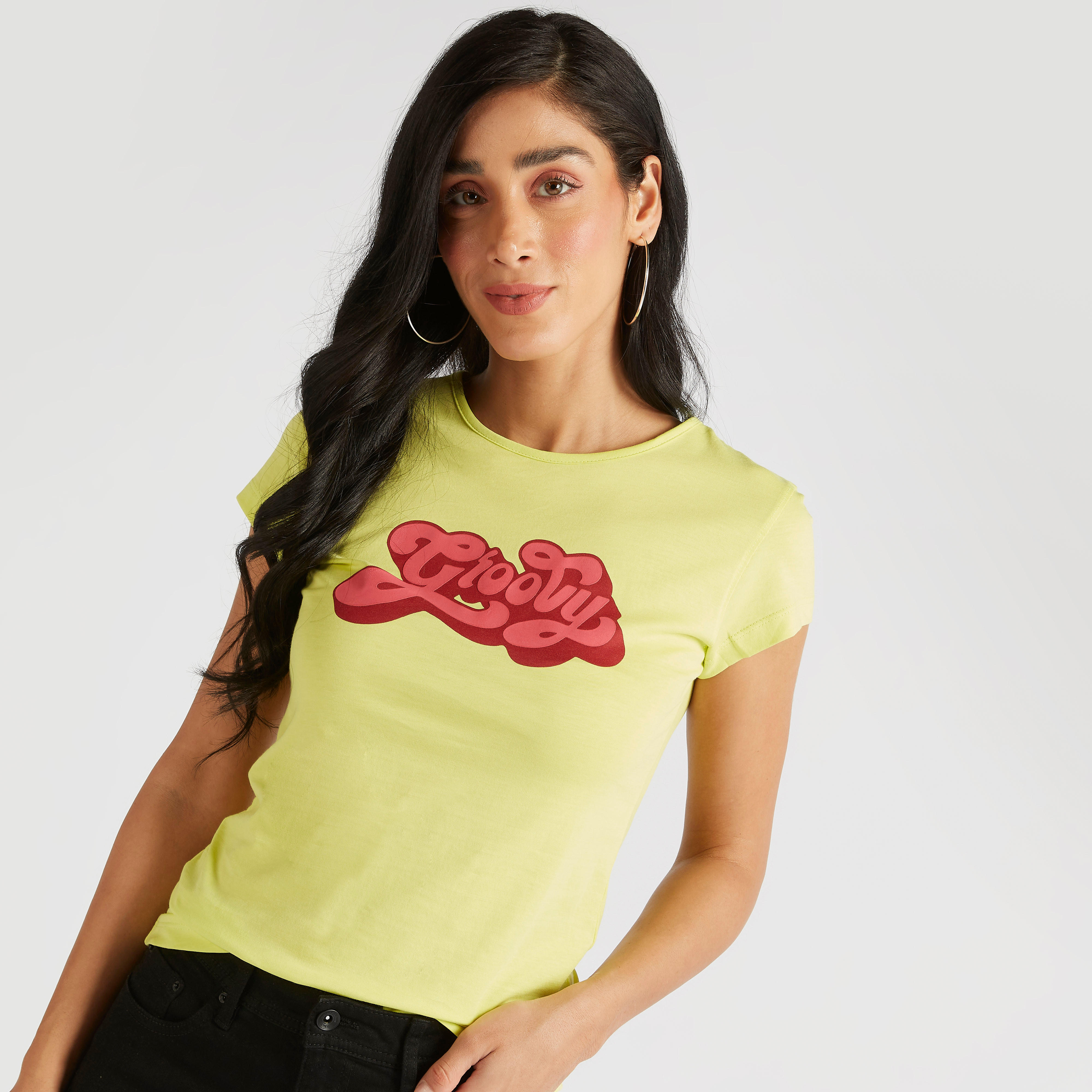 تيشيرت بياقة ضيّقة وأكمام كاب وطبعات شعار-women-clothing-tshirts-image-1