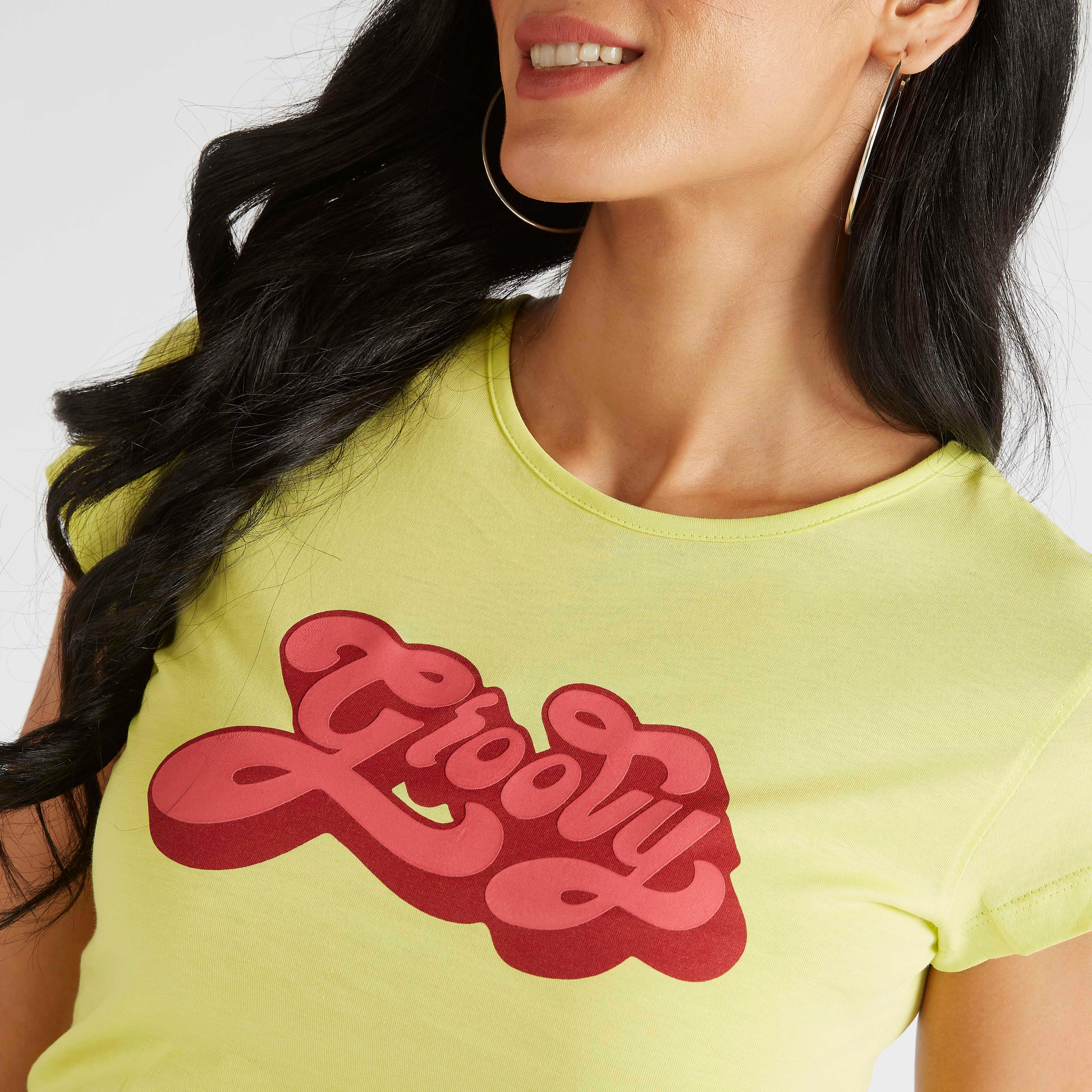 تيشيرت بياقة ضيّقة وأكمام كاب وطبعات شعار-women-clothing-tshirts-image-3