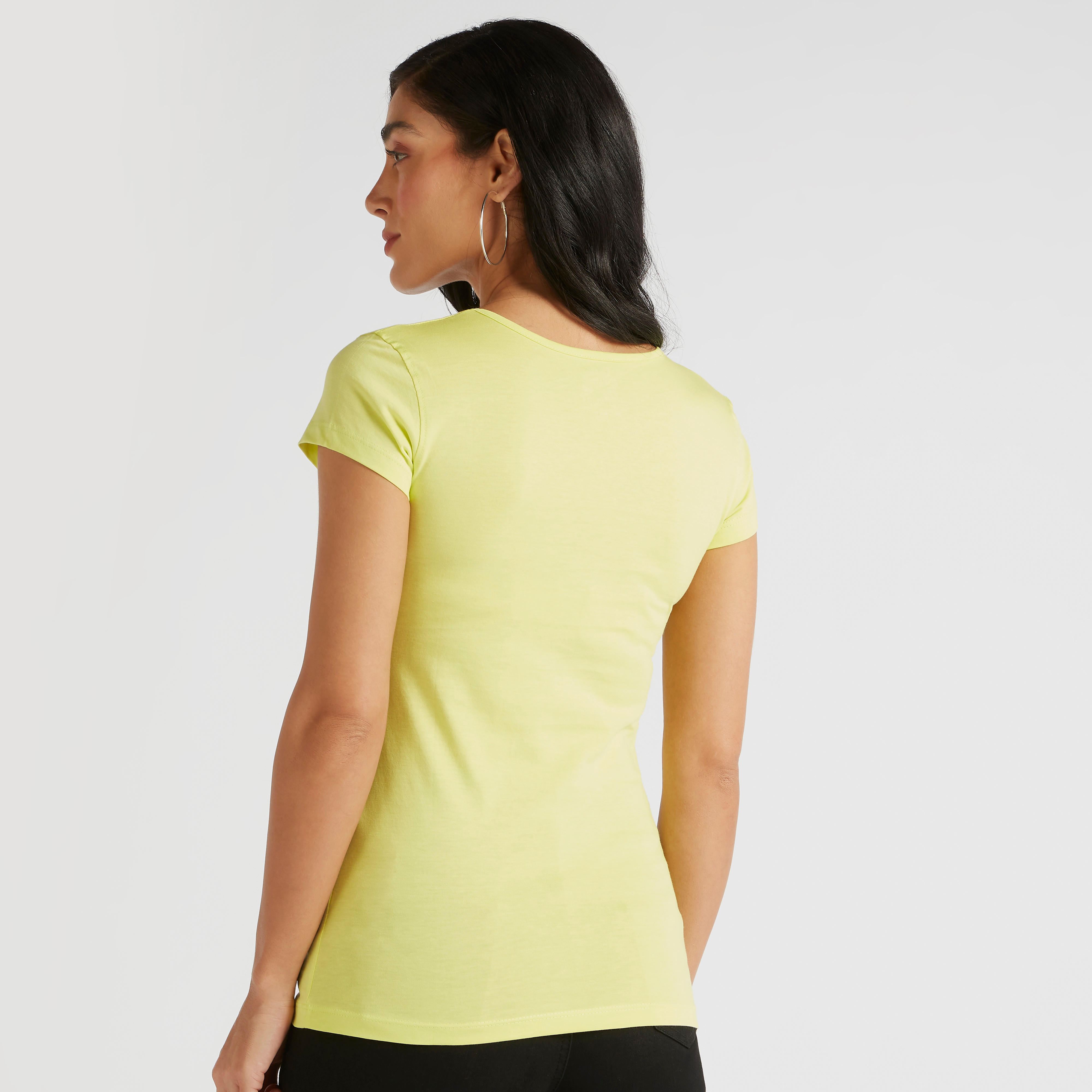 تيشيرت بياقة ضيّقة وأكمام كاب وطبعات شعار-women-clothing-tshirts-image-4