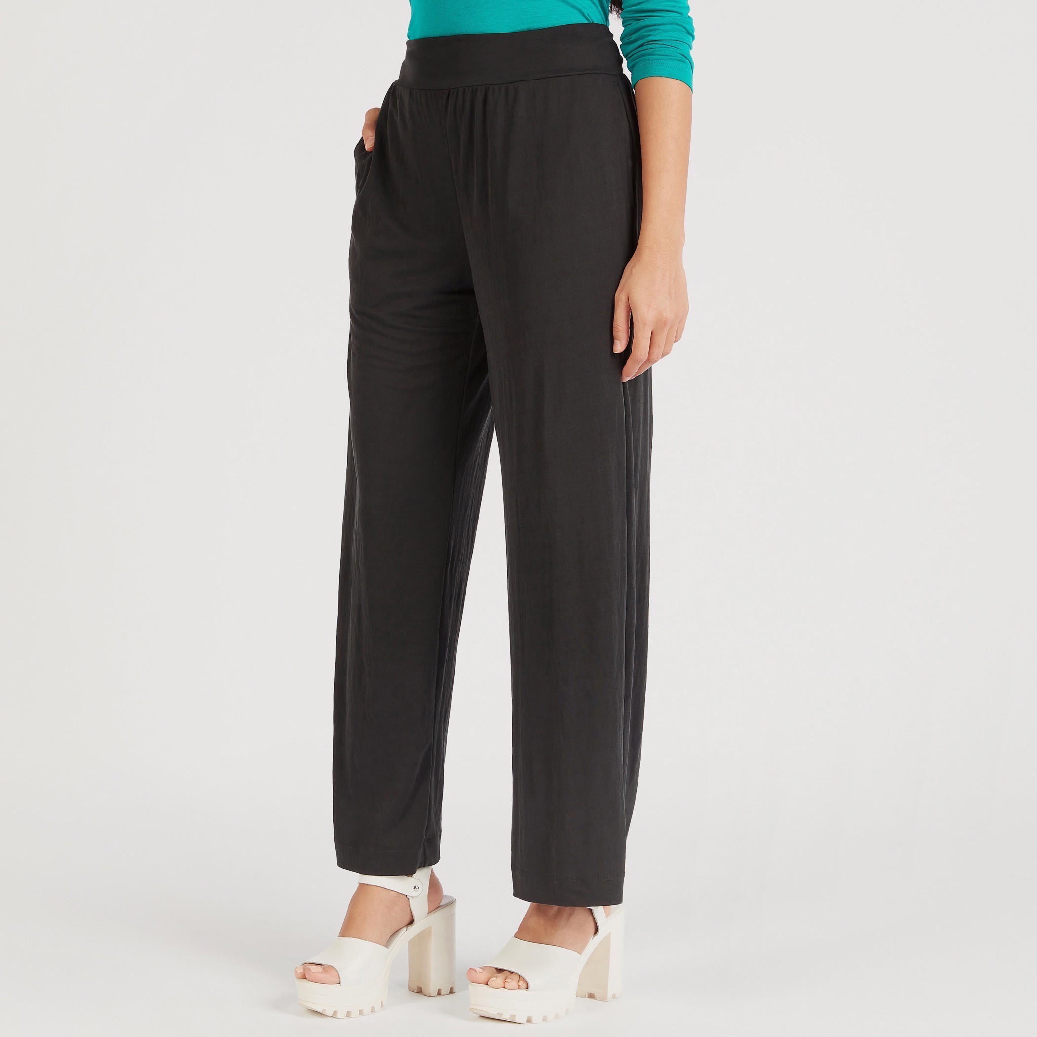 بنطلون بالازو سادة بجيوب وخصر مطّاطي-women-clothing-bottoms-trousers-image-1