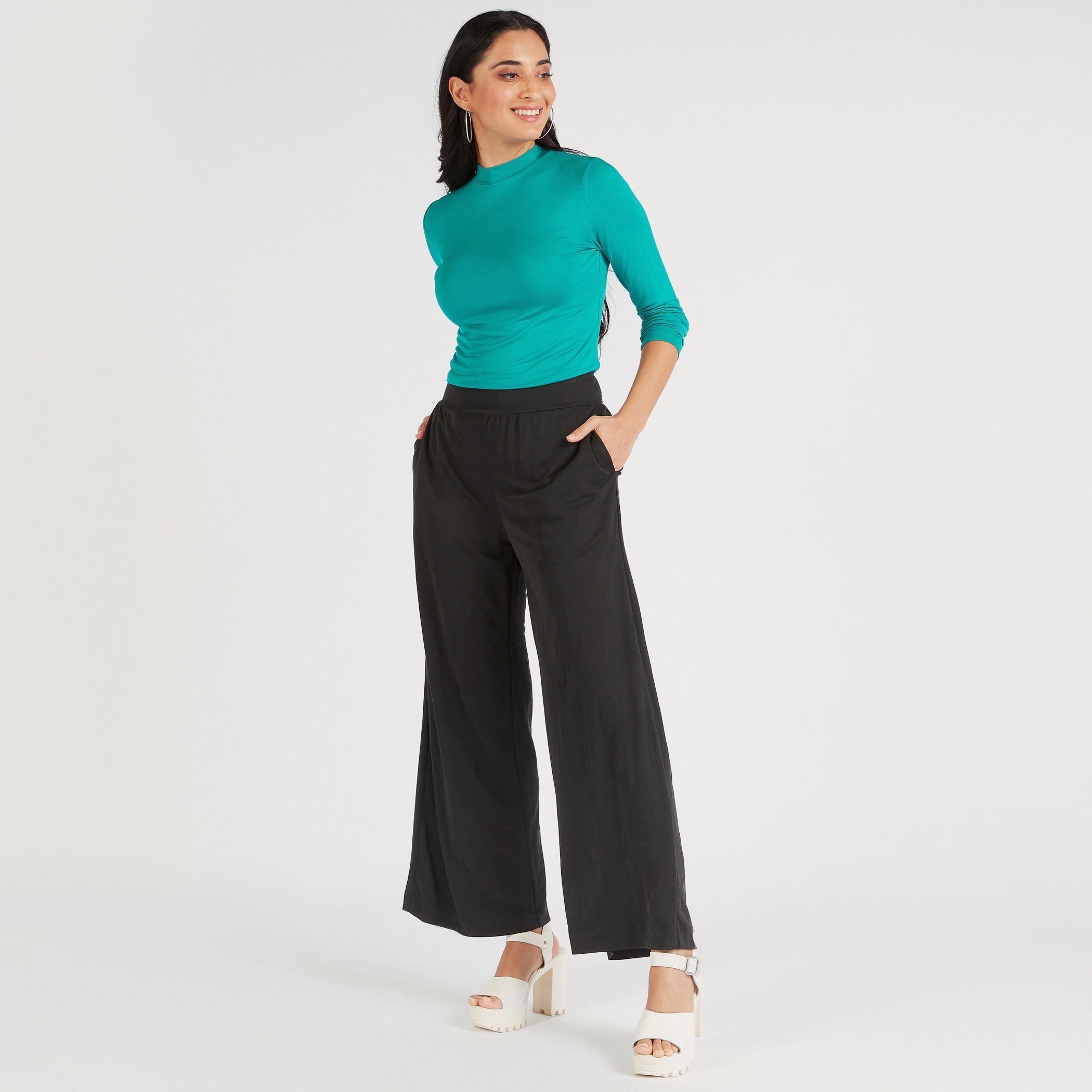 بنطلون بالازو سادة بجيوب وخصر مطّاطي-women-clothing-bottoms-trousers-image-2