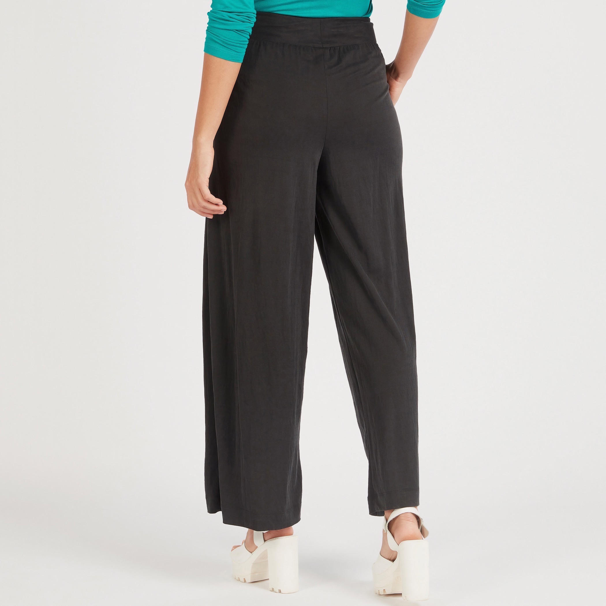 بنطلون بالازو سادة بجيوب وخصر مطّاطي-women-clothing-bottoms-trousers-image-4