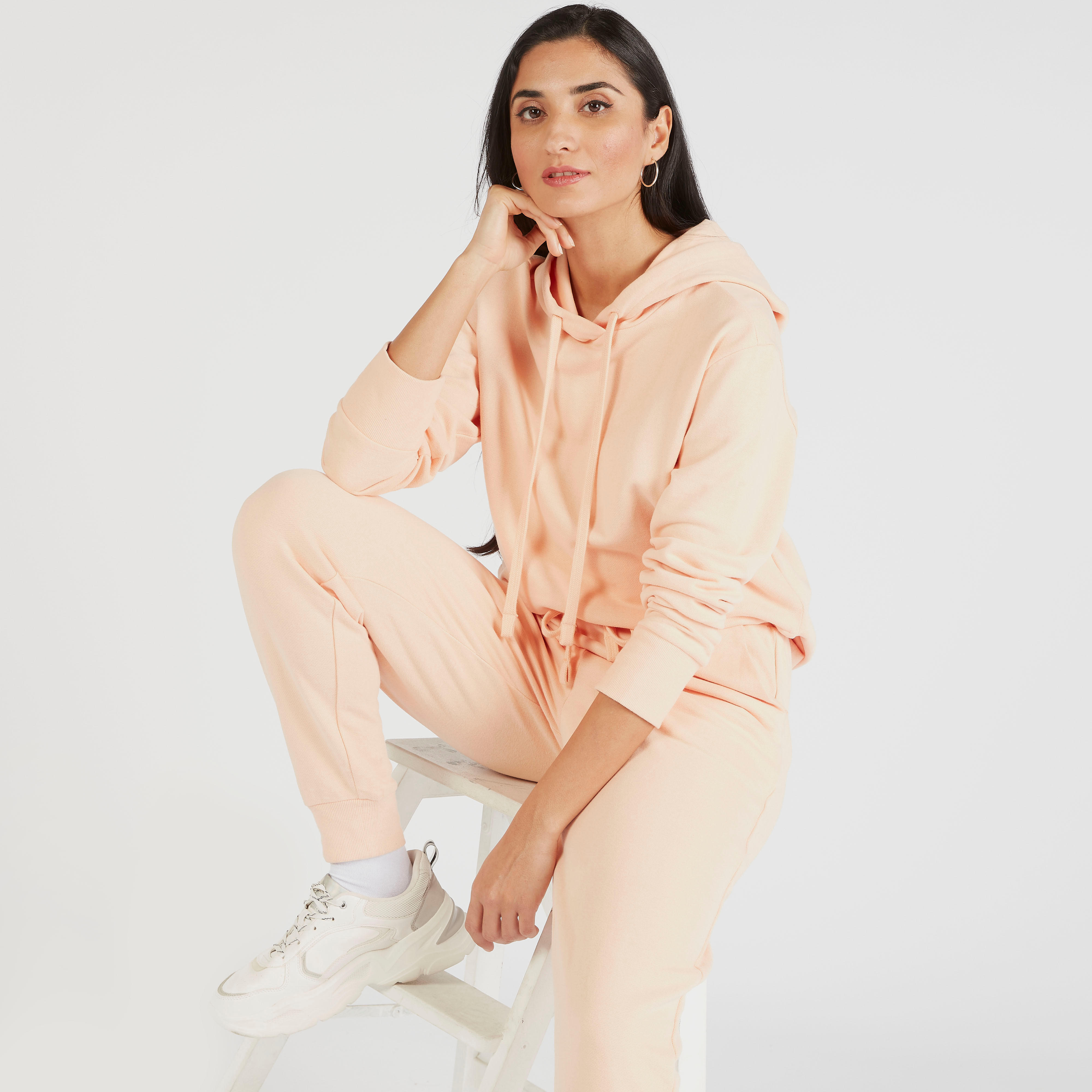 سويت شيرت سادة بقبّعة وأكمام طويلة-women-winterwear-hoodiesandsweatshirts-sweatshirts-image-1
