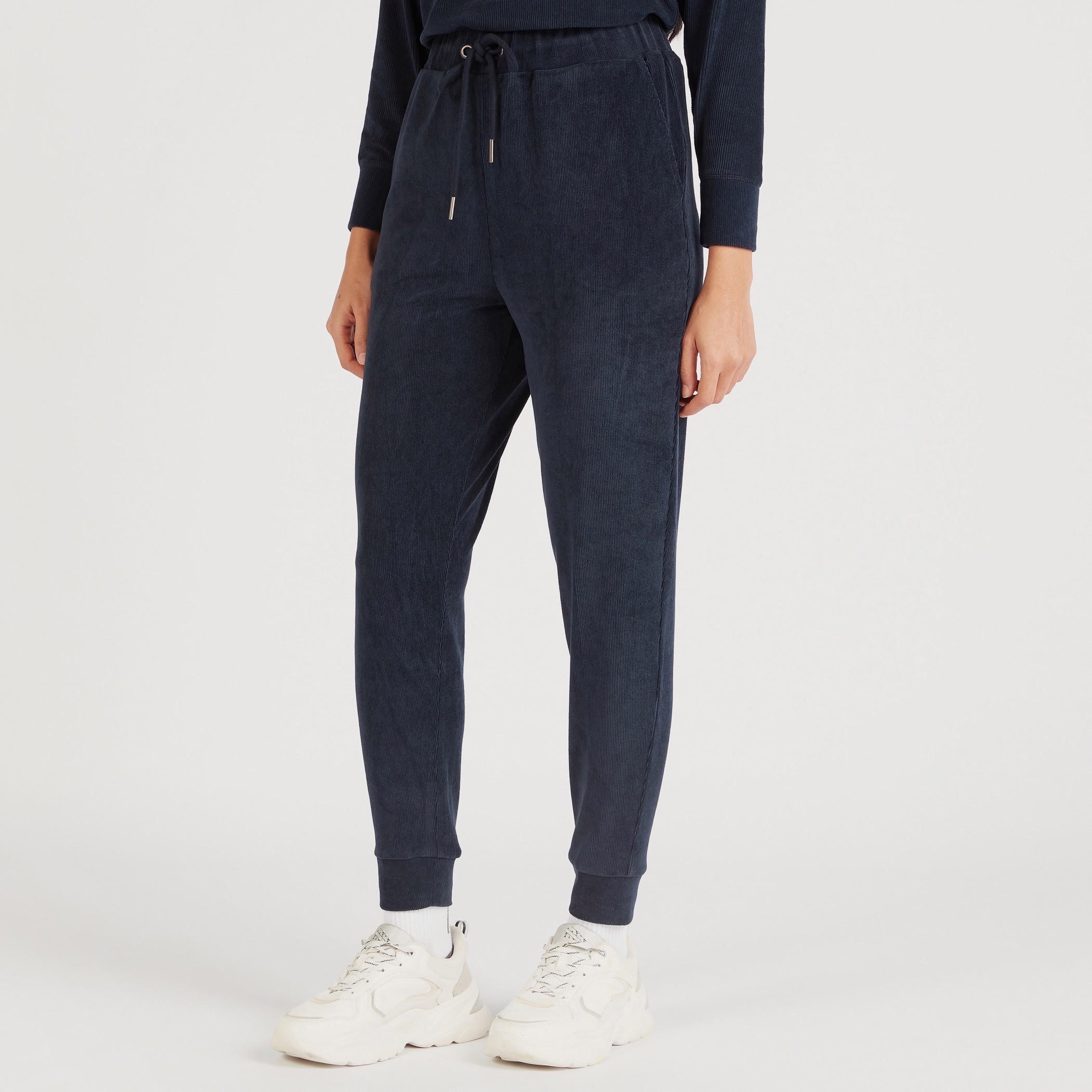بنطلون رياضي بارز الملمس بخصر متوسط الارتفاع ورباط إغلاق وجيوب-women-clothing-bottoms-joggers-image-4