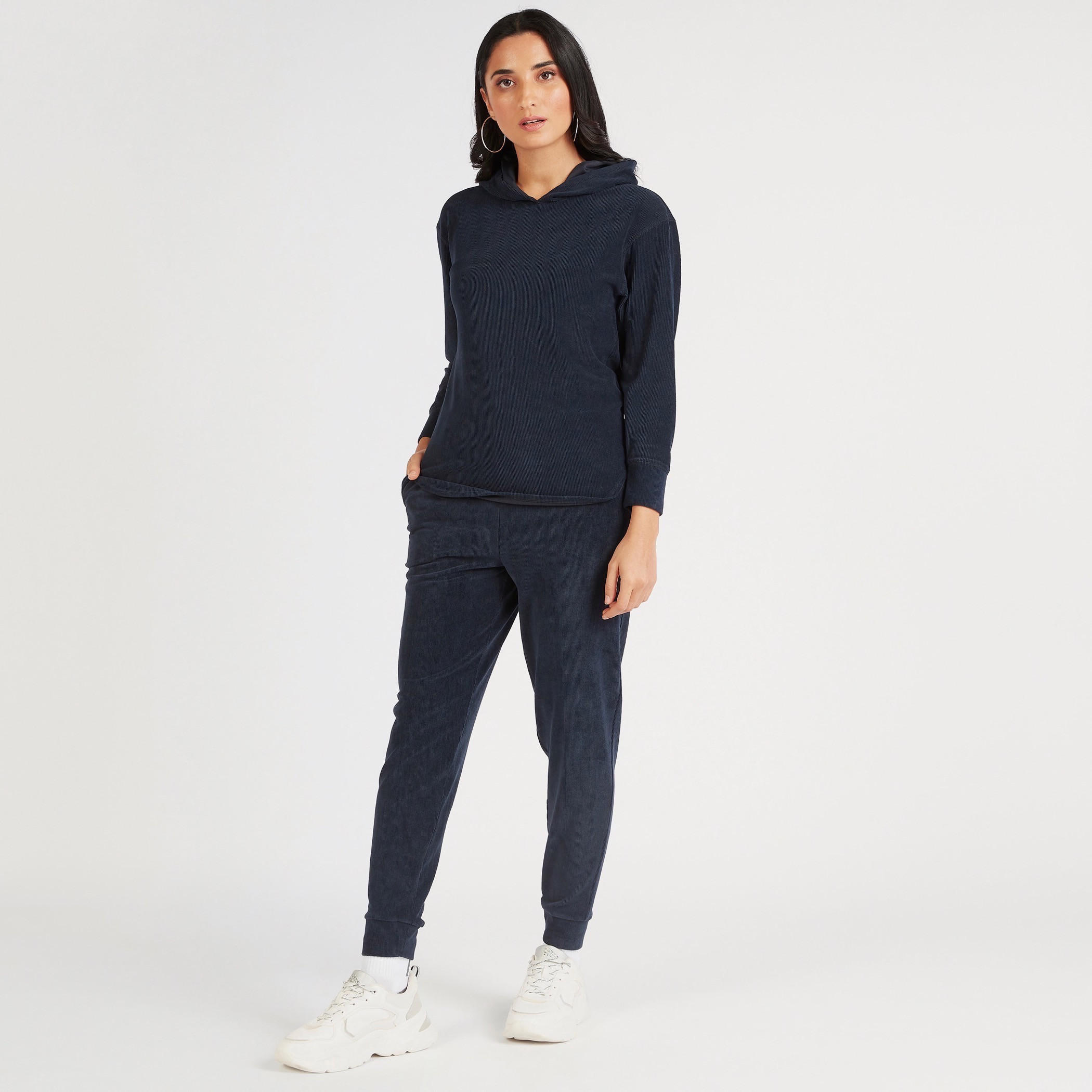 بنطلون رياضي بارز الملمس بخصر متوسط الارتفاع ورباط إغلاق وجيوب-women-clothing-bottoms-joggers-image-3