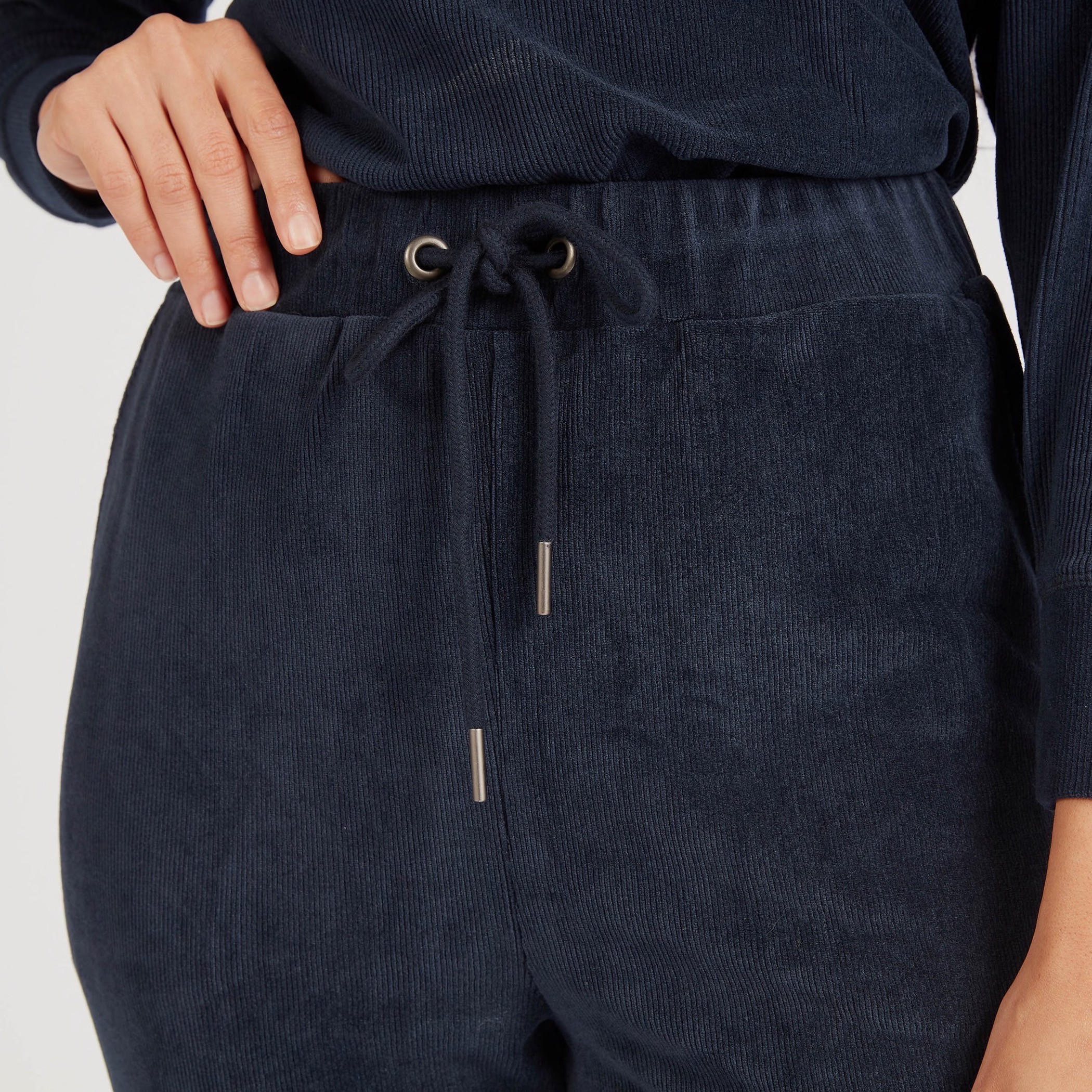بنطلون رياضي بارز الملمس بخصر متوسط الارتفاع ورباط إغلاق وجيوب-women-clothing-bottoms-joggers-image-2