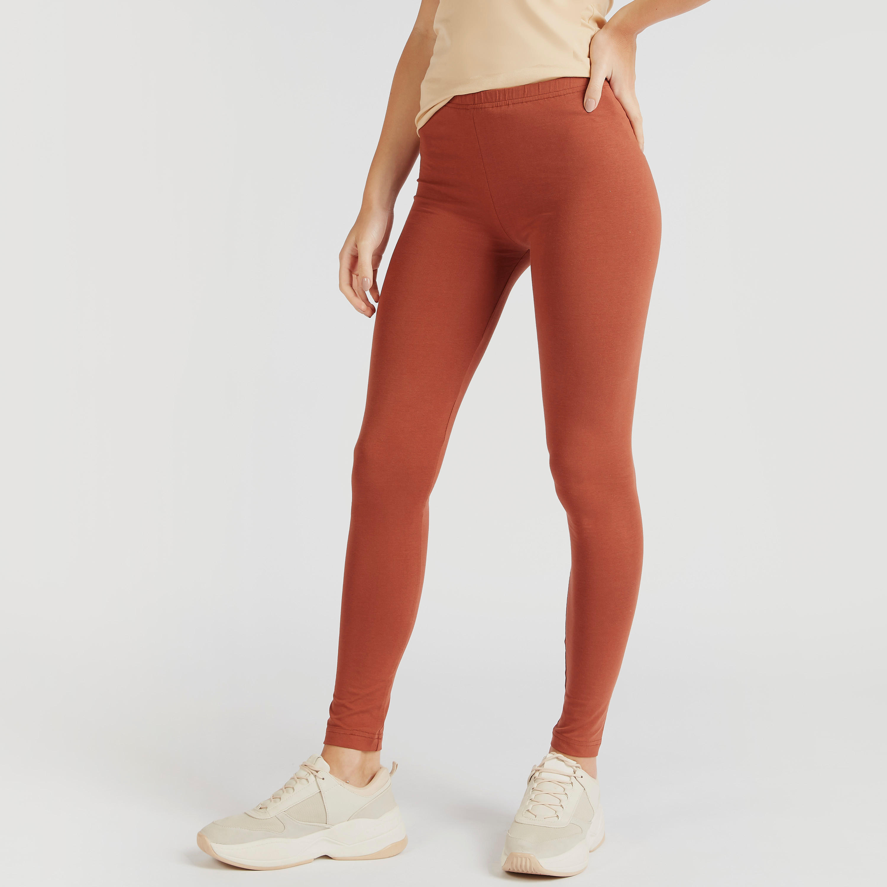 بنطلون ليقنز سادة بخصر مطّاطي-women-clothing-bottoms-leggings-image-4