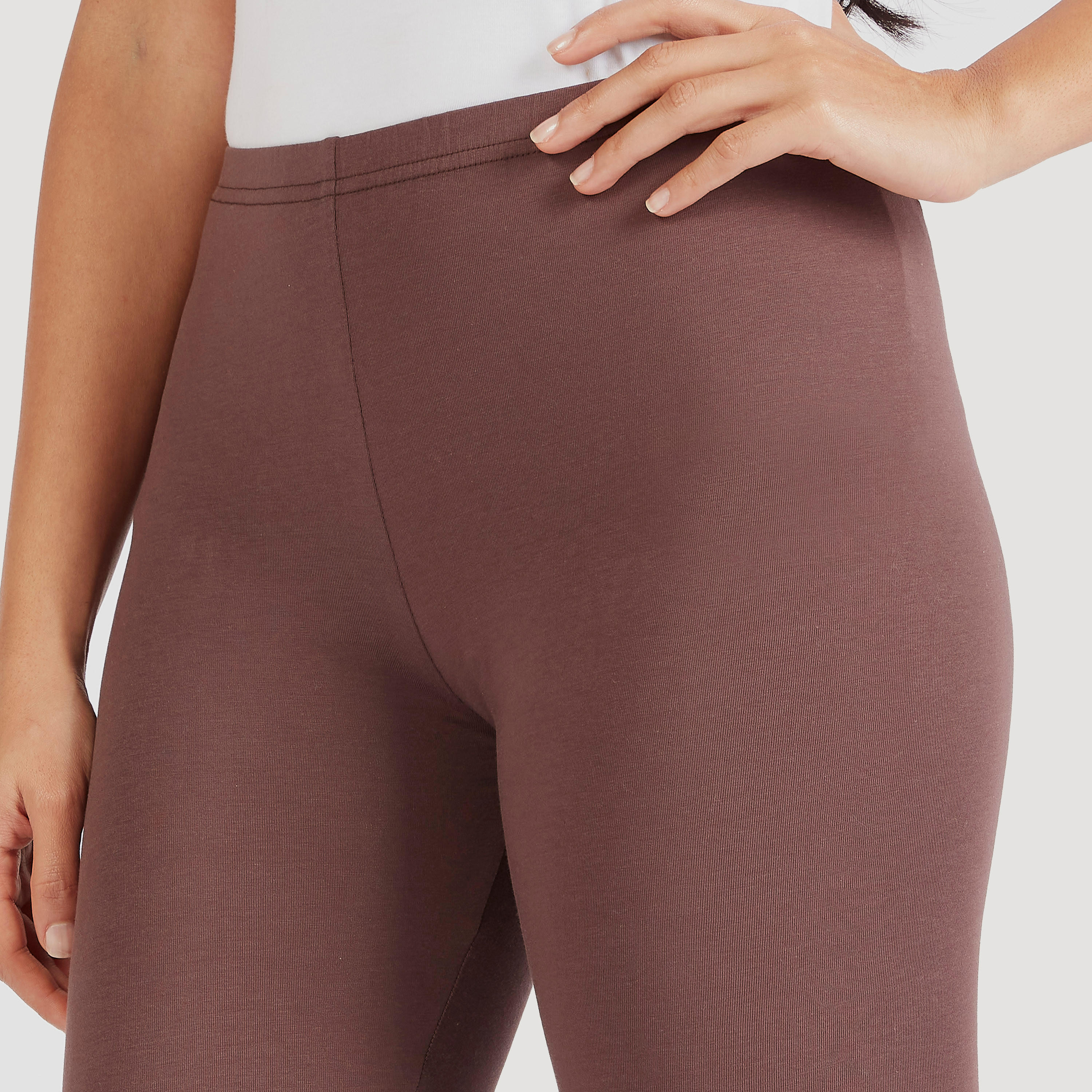 بنطلون ليقنز سادة بخصر مطّاطي-women-clothing-bottoms-leggings-image-2