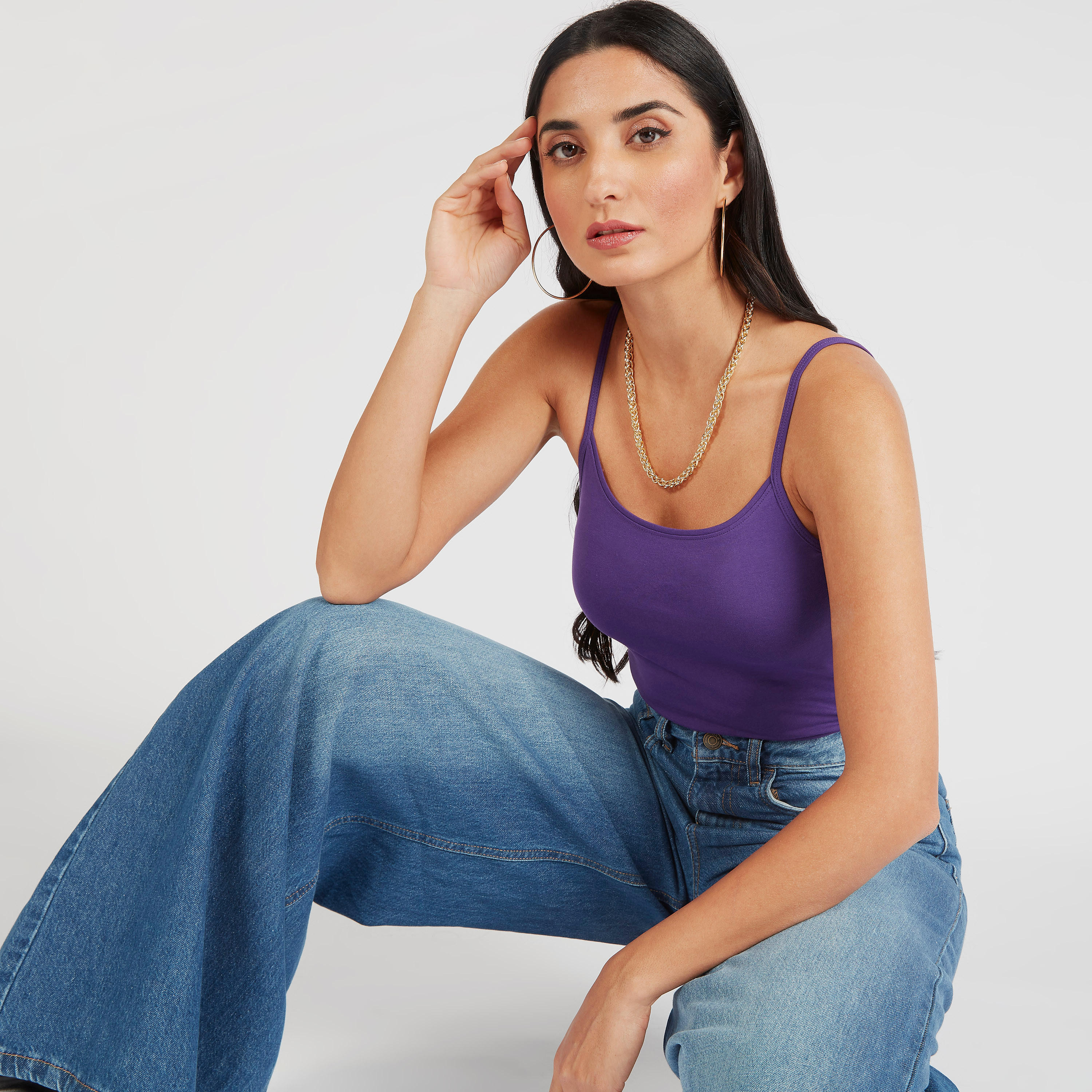 بلوزة كامي سادة بياقة عميقة وحمّالات رفيعة-women-clothing-lingerie-camisoles-image-1