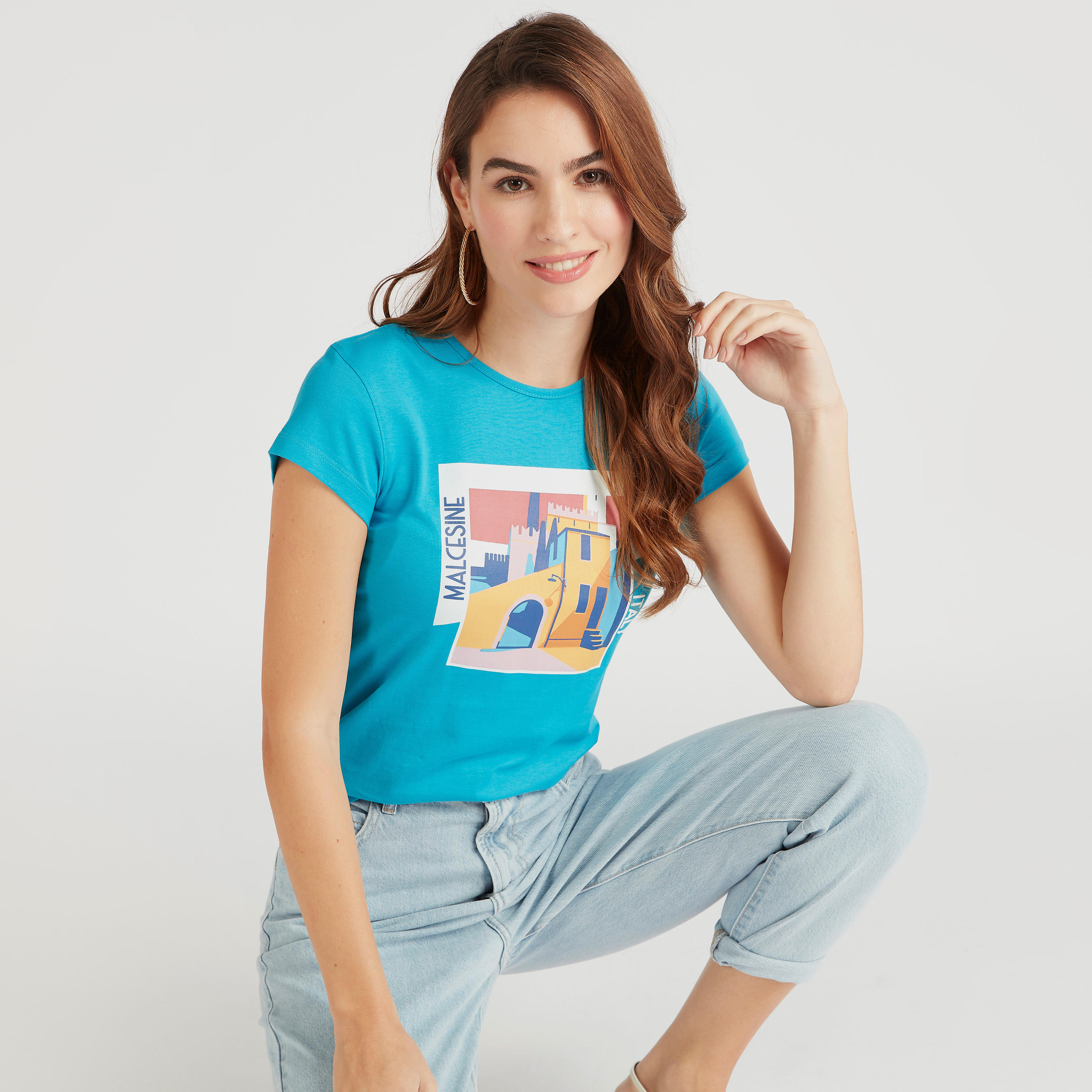 تيشيرت بياقة ضيقة وأكمام كاب وطبعات جرافيك-women-clothing-tshirts-image-1
