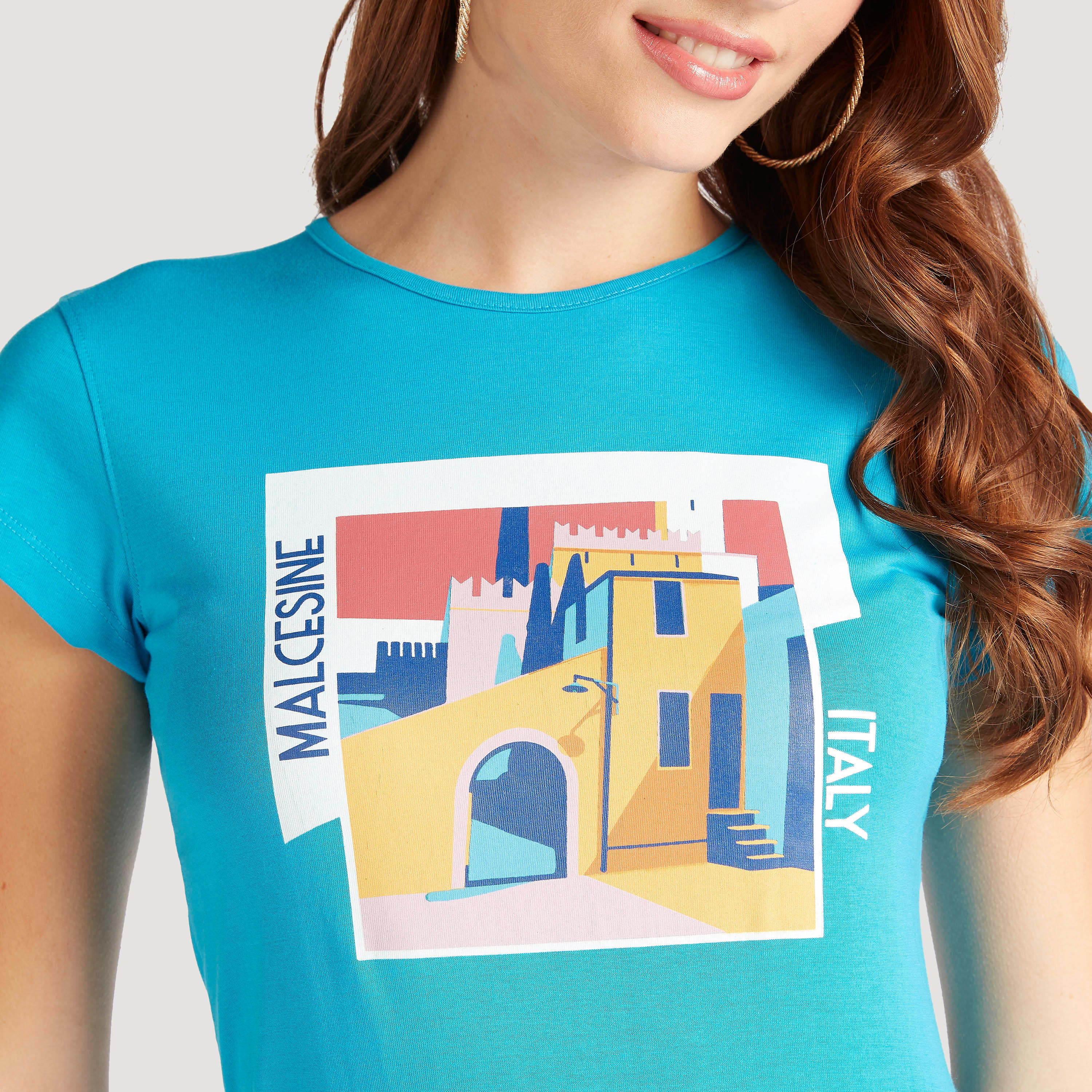 تيشيرت بياقة ضيقة وأكمام كاب وطبعات جرافيك-women-clothing-tshirts-image-3