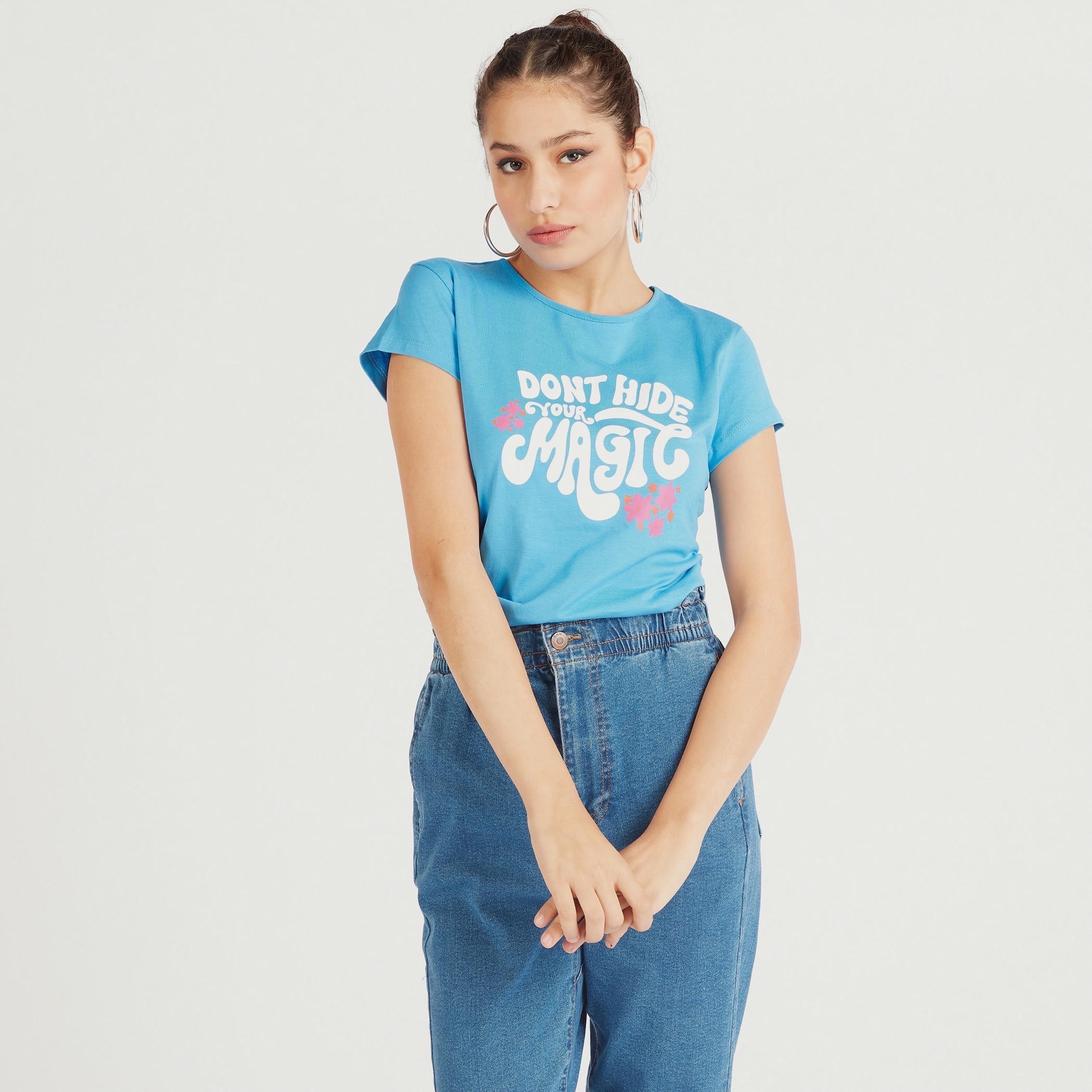 تيشيرت بياقة ضيقة وأكمام كاب وطبعات جرافيك-women-clothing-tshirts-image-4