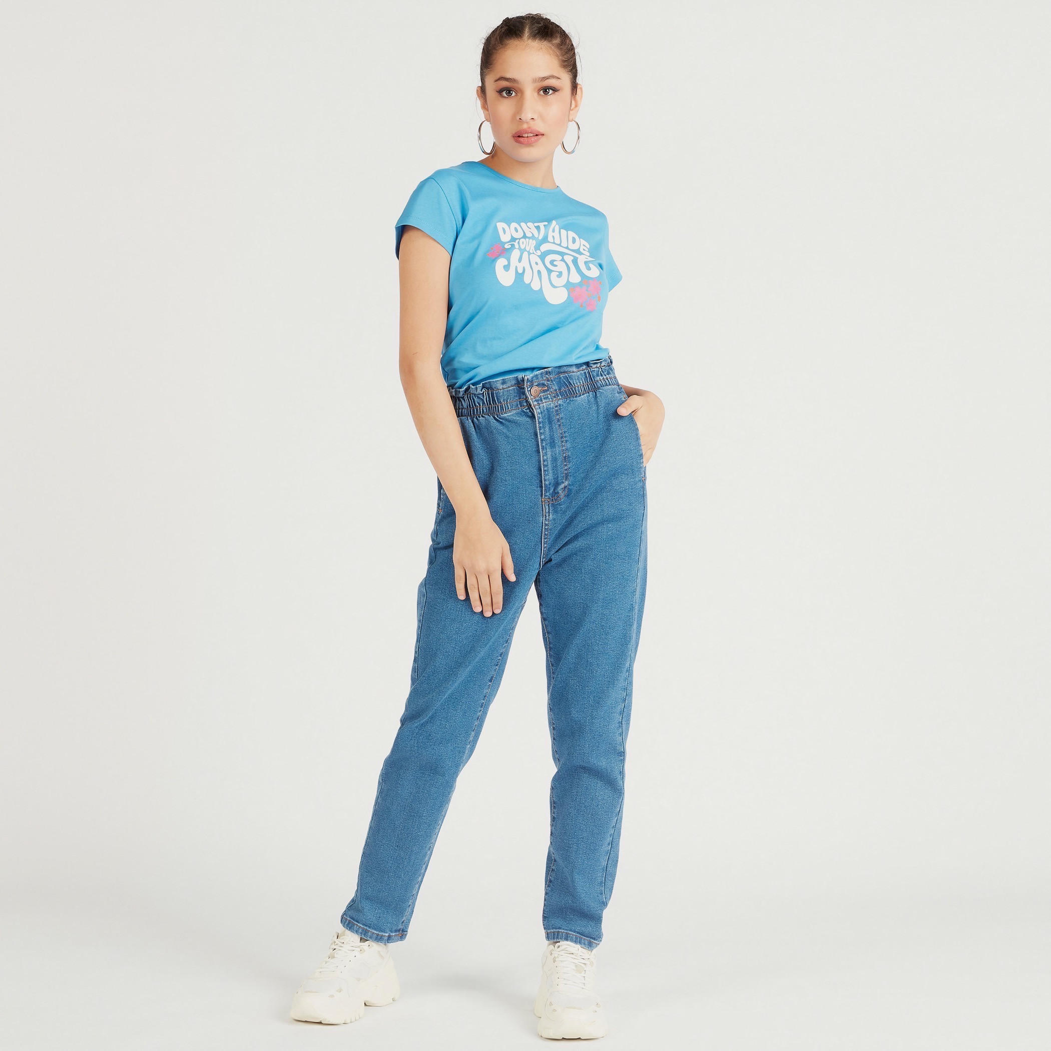 تيشيرت بياقة ضيقة وأكمام كاب وطبعات جرافيك-women-clothing-tshirts-image-3