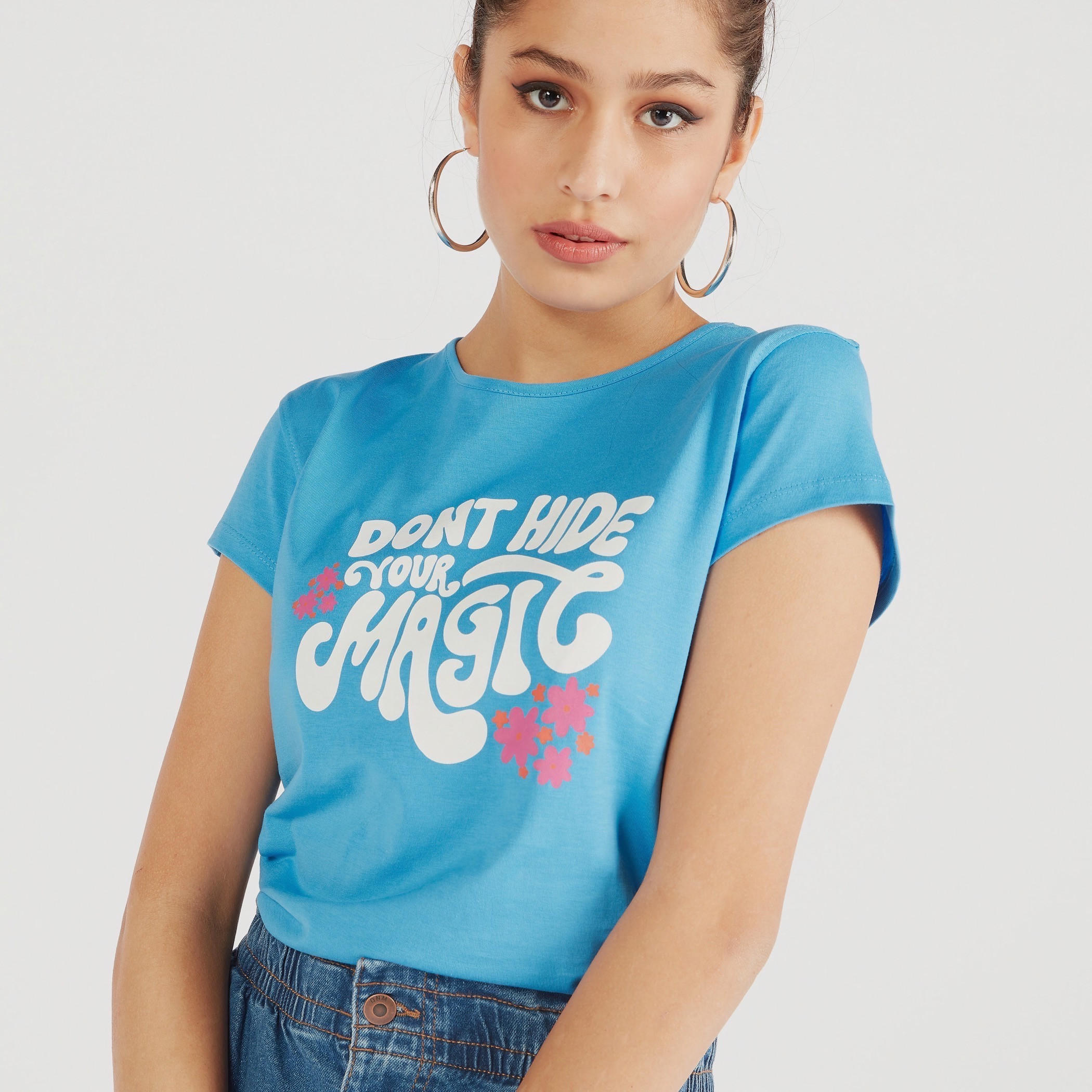 تيشيرت بياقة ضيقة وأكمام كاب وطبعات جرافيك-women-clothing-tshirts-image-2