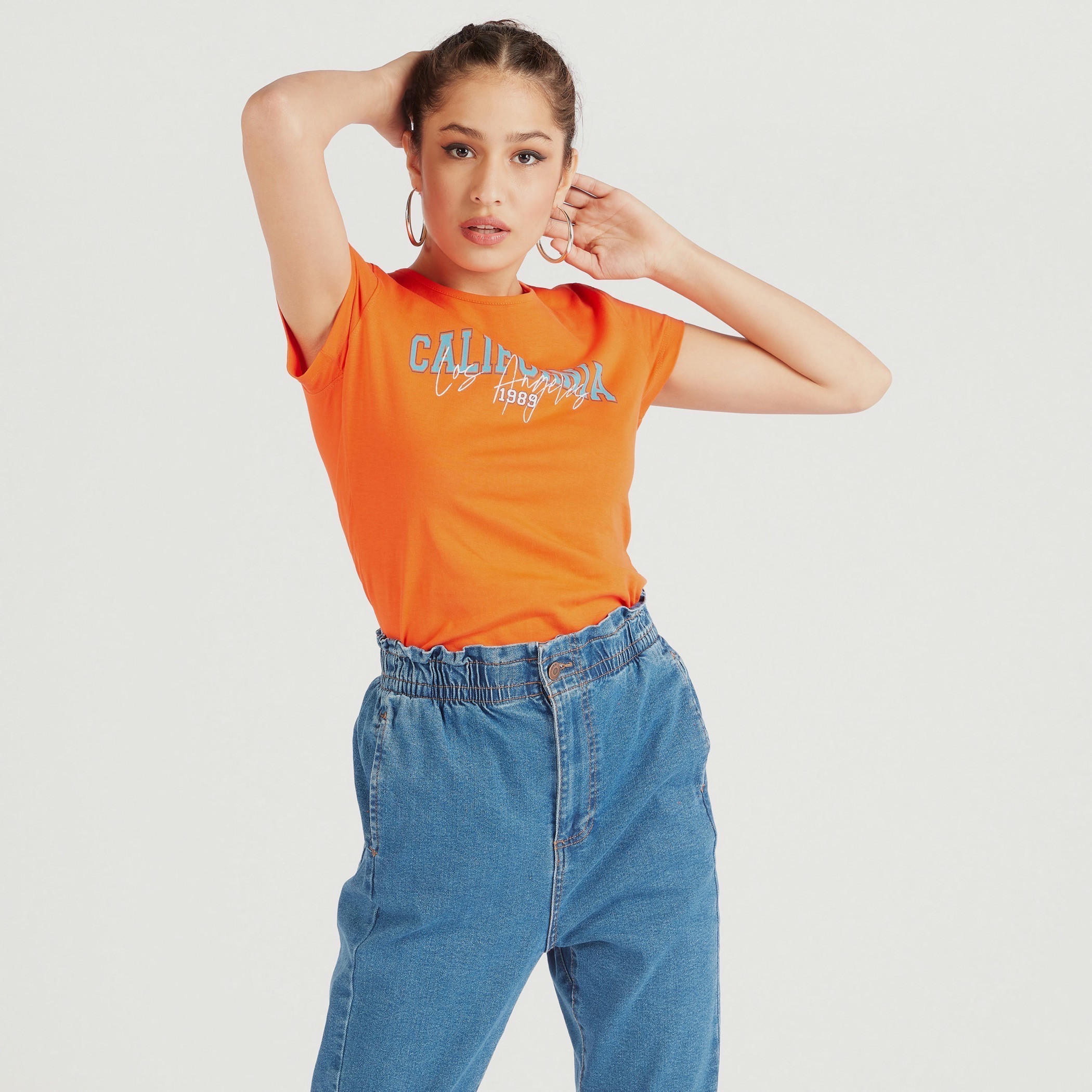 تيشيرت بياقة ضيّقة وأكمام كاب وطبعات-women-clothing-tshirts-image-4