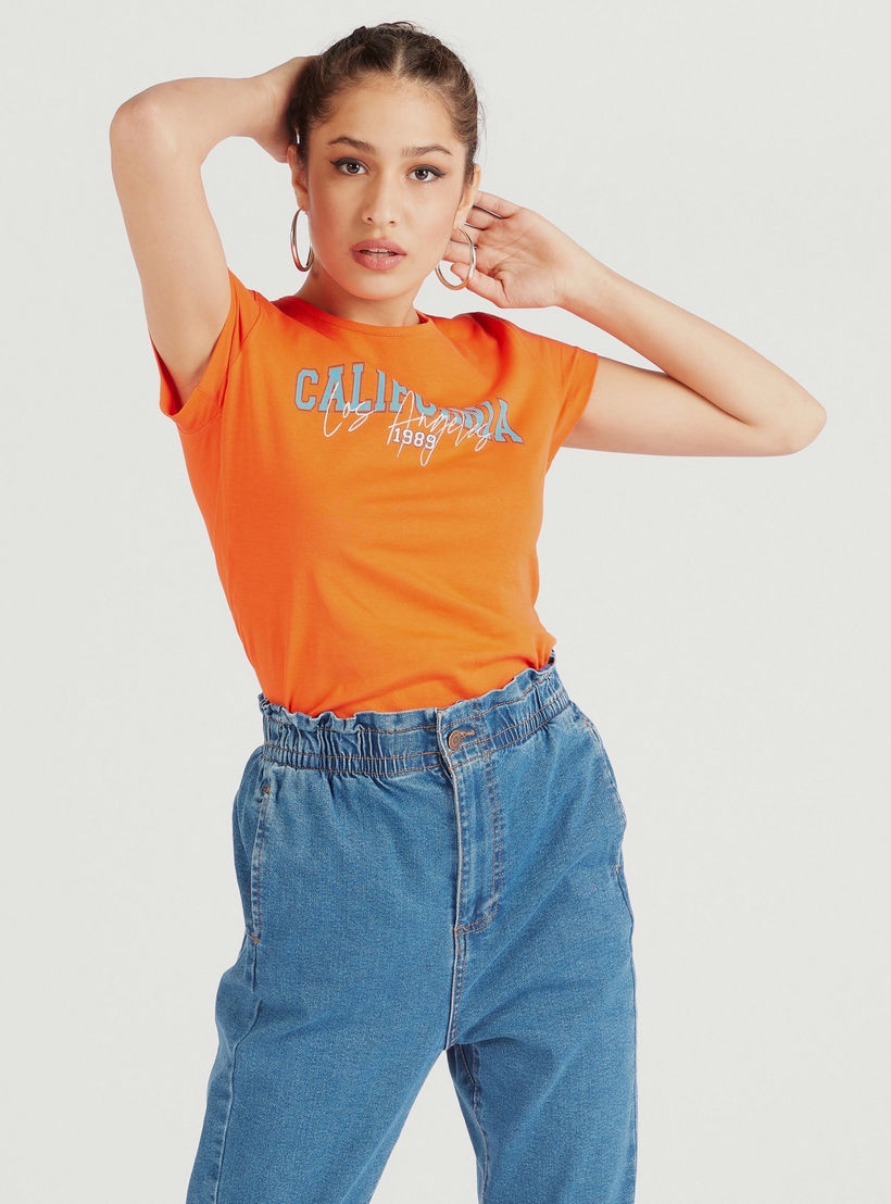 تيشيرت بياقة ضيّقة وأكمام كاب وطبعات-women-clothing-tshirts-image-4