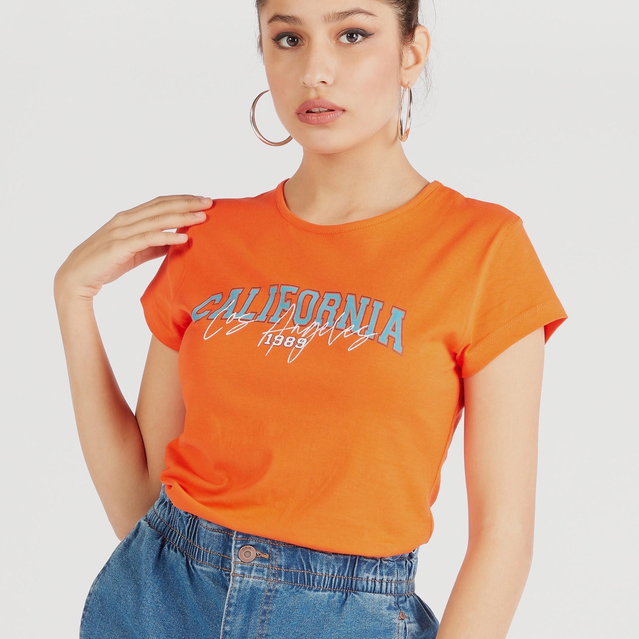 تيشيرت بياقة ضيّقة وأكمام كاب وطبعات-women-clothing-tshirts-image-2
