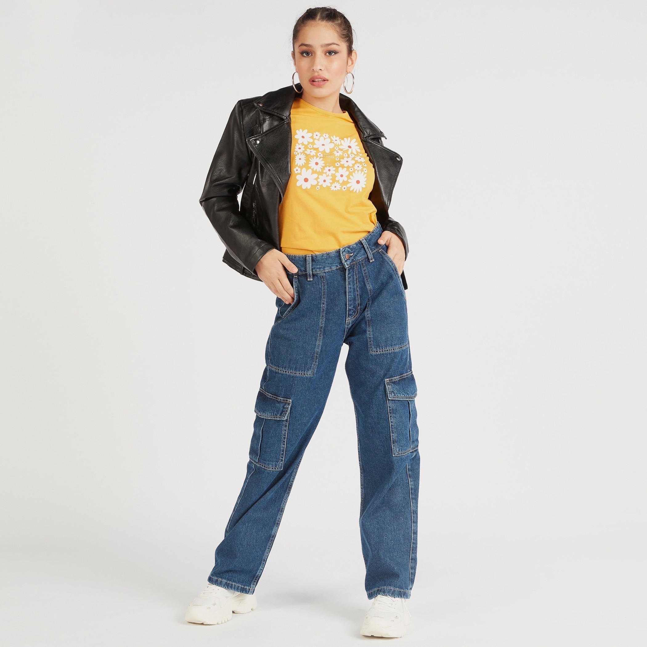 تيشيرت بياقة ضيّقة وأكمام كاب وطبعات زهرية-women-clothing-tshirts-image-2
