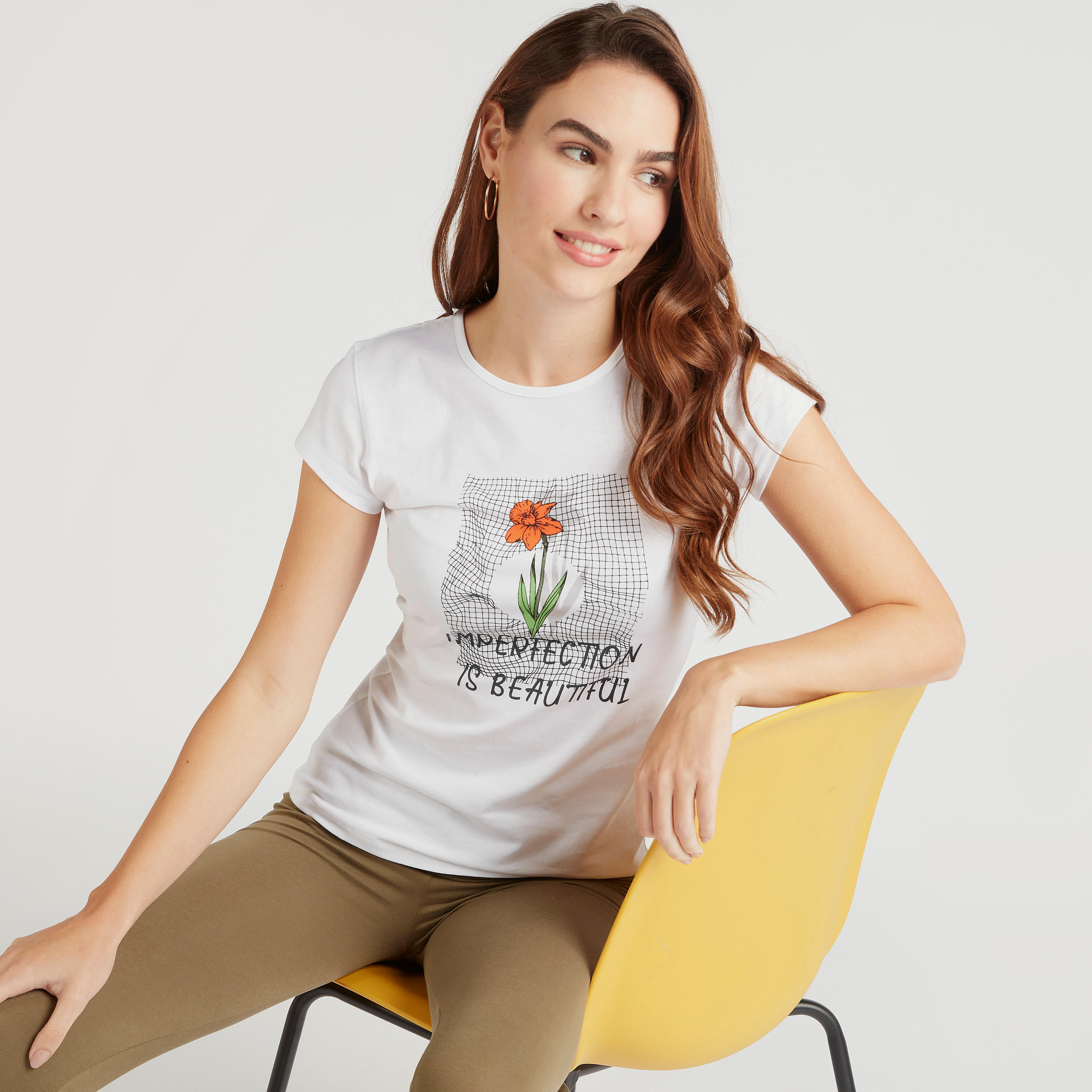 تيشيرت بياقة ضيقة وأكمام كاب وطبعات جرافيك-women-clothing-tshirts-image-1