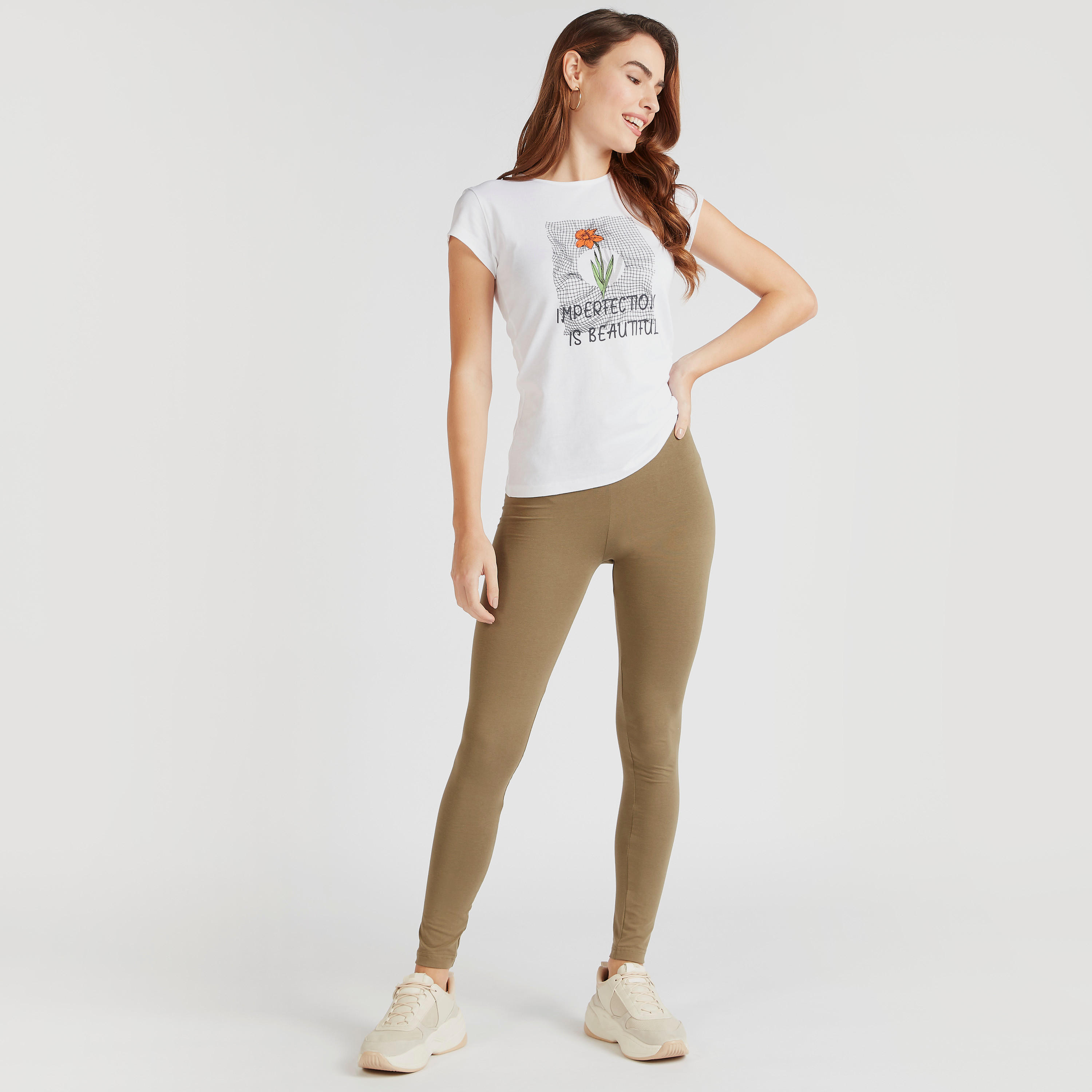 تيشيرت بياقة ضيقة وأكمام كاب وطبعات جرافيك-women-clothing-tshirts-image-2