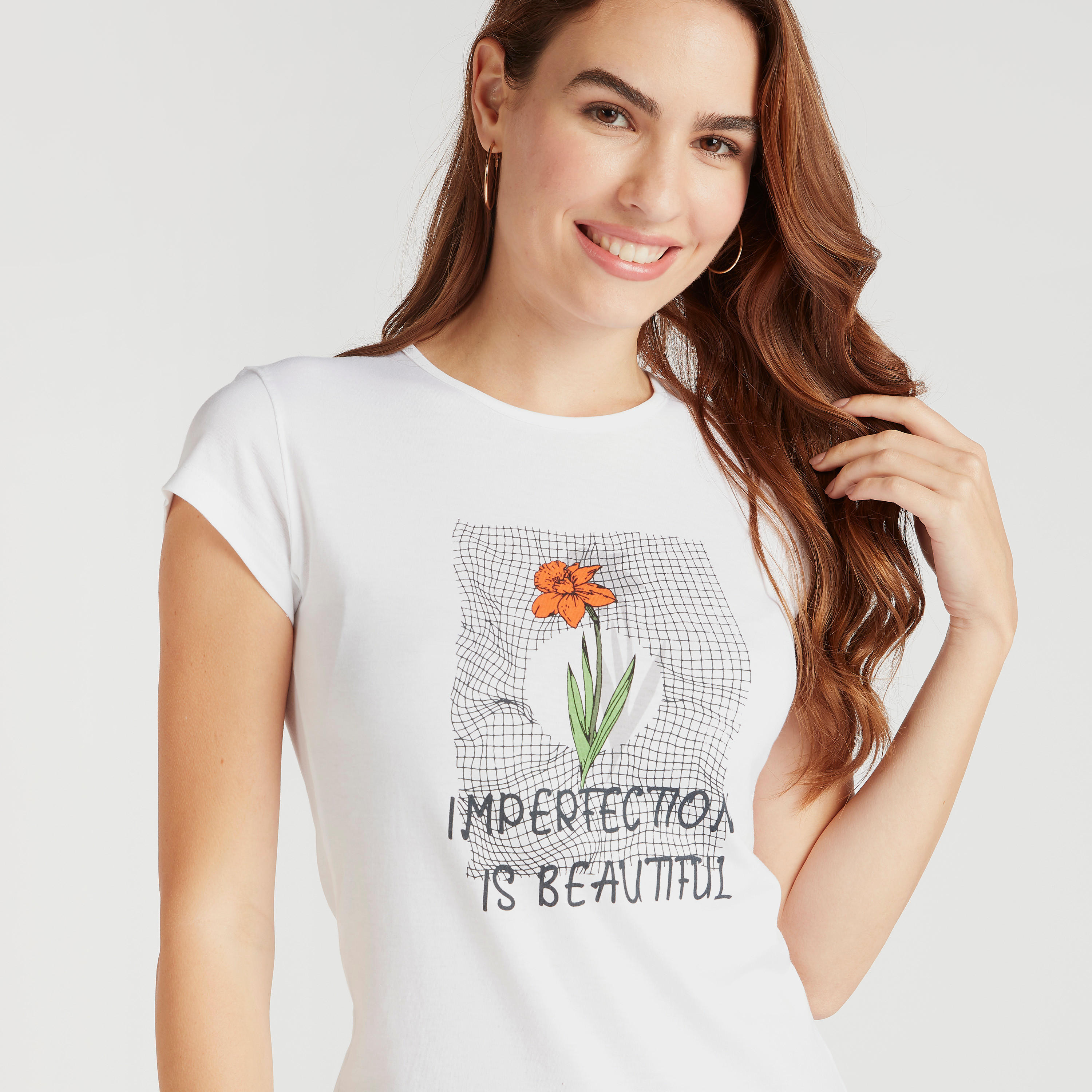تيشيرت بياقة ضيقة وأكمام كاب وطبعات جرافيك-women-clothing-tshirts-image-3
