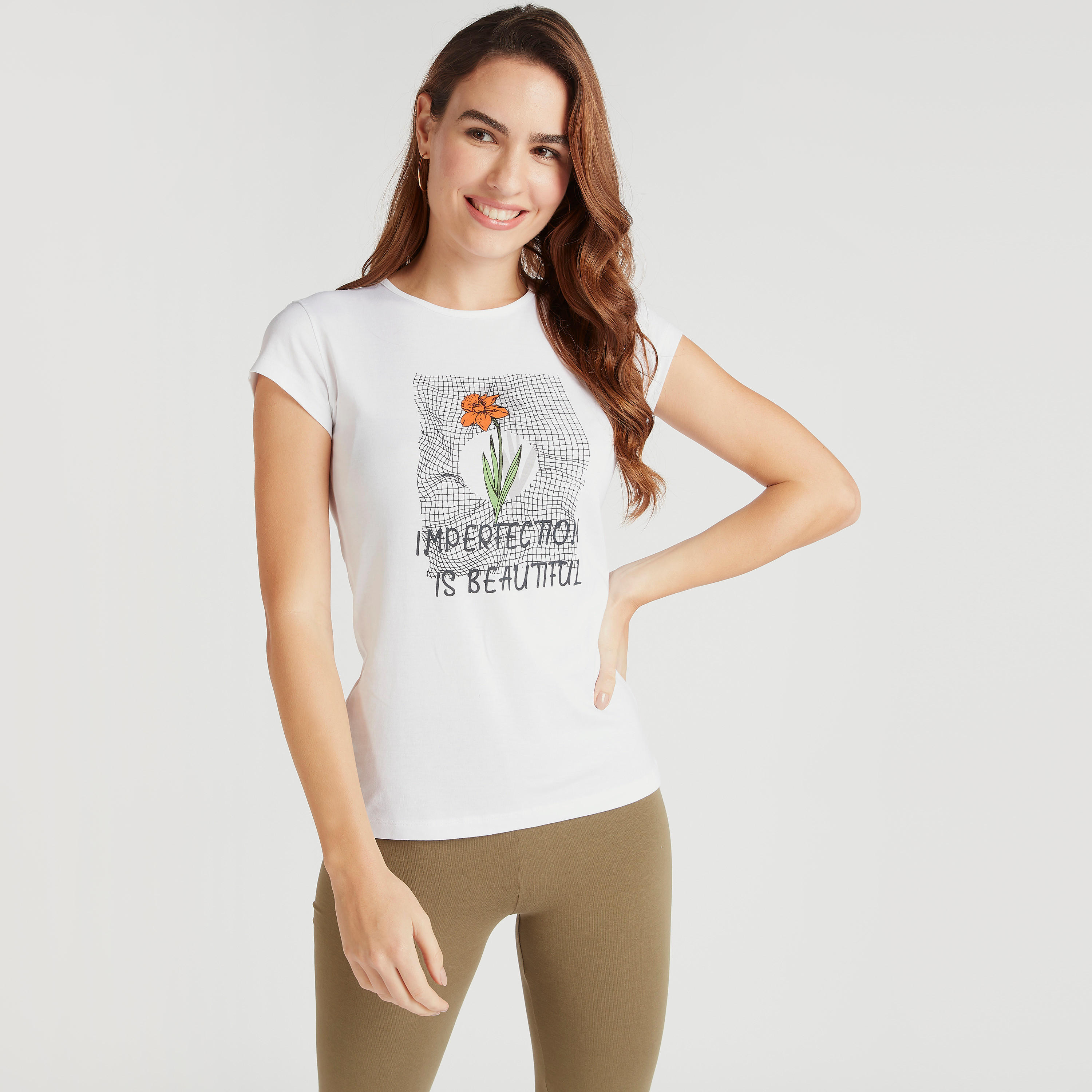 تيشيرت بياقة ضيقة وأكمام كاب وطبعات جرافيك-women-clothing-tshirts-image-5