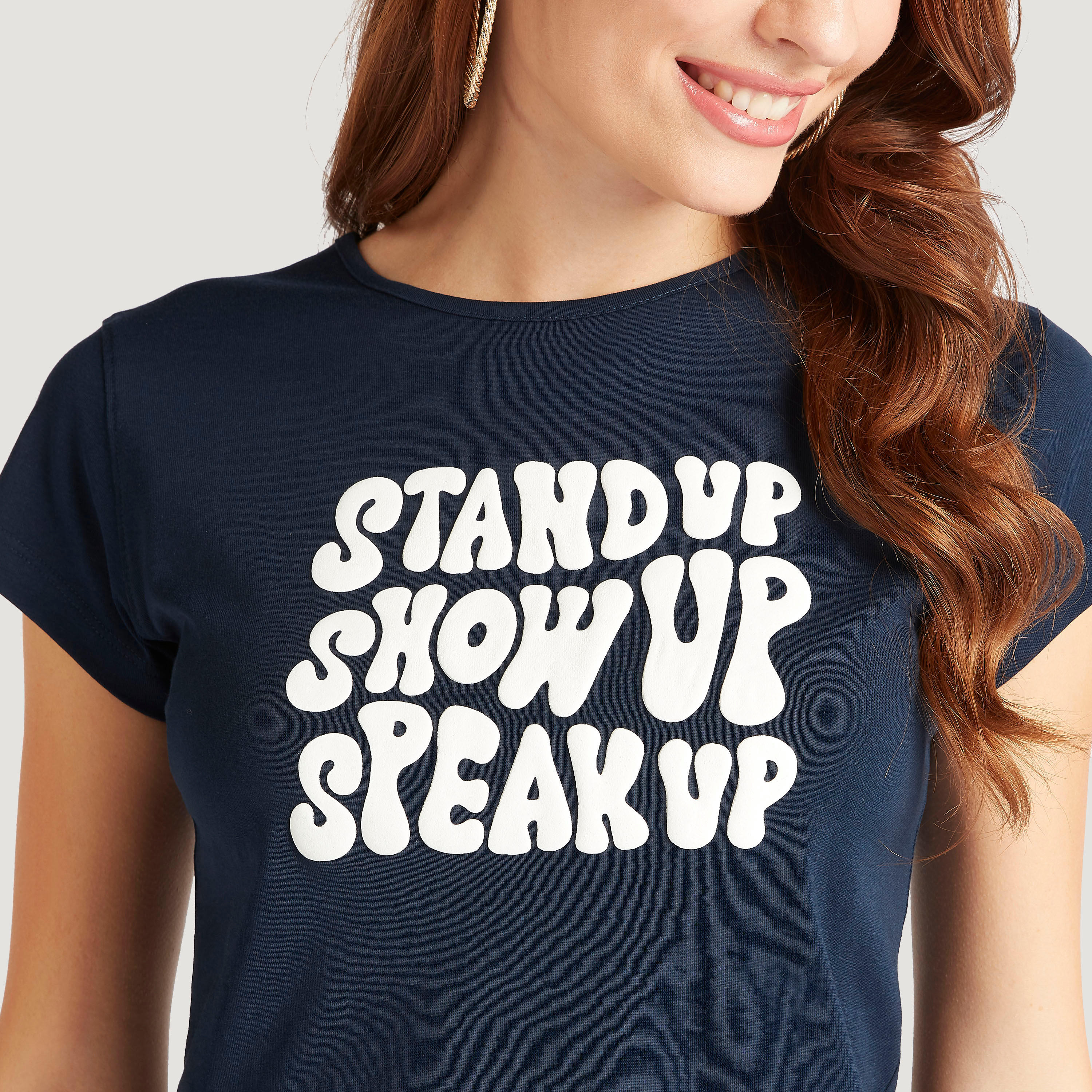 تيشيرت بياقة ضيّقة وأكمام كاب وطبعات شعار-women-clothing-tshirts-image-3